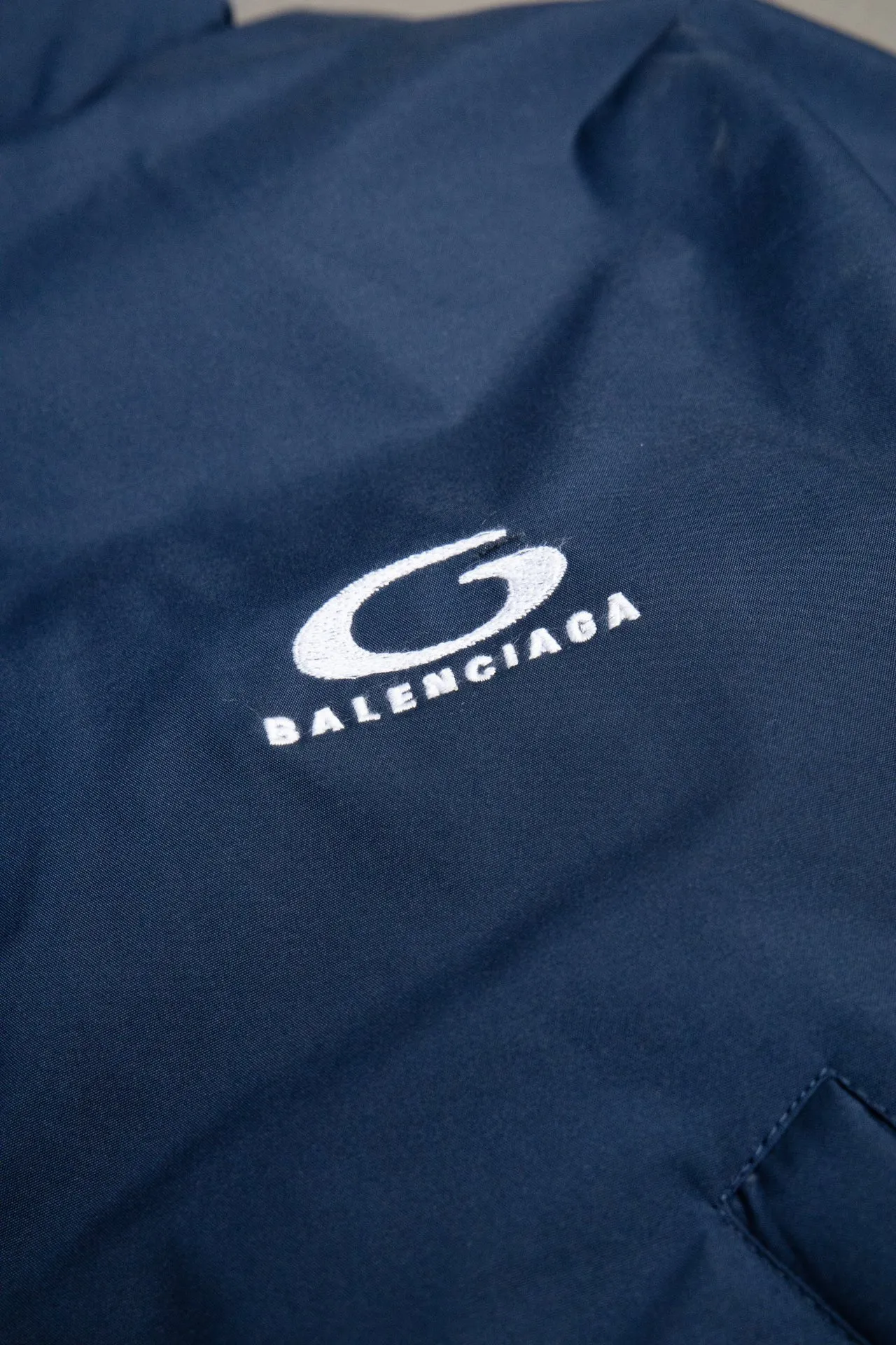 💰840 [Highest version] Balenciaga BLCG 24FW half-circle embroidered front and back double-sided pinned stand-up collar down jacket. Original development. Correct version. Made of 100% polyester woven vermilion fabric. The fabric has a level 4 water-repellent coating process. The front and back are made of the same fabric. 3D laser cutting. The whole body follows the original cocoon design. The interior is made of double-layer 330 gallbladder. Filled with 500 grams of Xinjiang pearl particle cotton. Zipper pockets on both sides machine embroidered by Tajima high-speed embroidery machine. Three-dimensional and full. Elastic elastic spring buckle design at the hem. Special machine eyelets for placket opening. A total of four holes so that the pin can be buckled on both sides. Exclusive mold-opening and original logo hardware pins to distinguish market currencies. Mold-opening and customizing hardware zippers. Front and reverse track pullers. Opening the mold to customize the original air eye. Opening the mold to customize the original logo double-hole limit buckle. Original main mark, washed tag brand packaging Color: Picture color Size: 46/48/50/52 Size chart: Length Chest Shoulder width Sleeve length 46: 66 125 57 64 48: 68 129 58 65 50: 70 132 59 66 52: 72 136 60 67 Note: There is a difference of 1~2CM due to manual measurement.