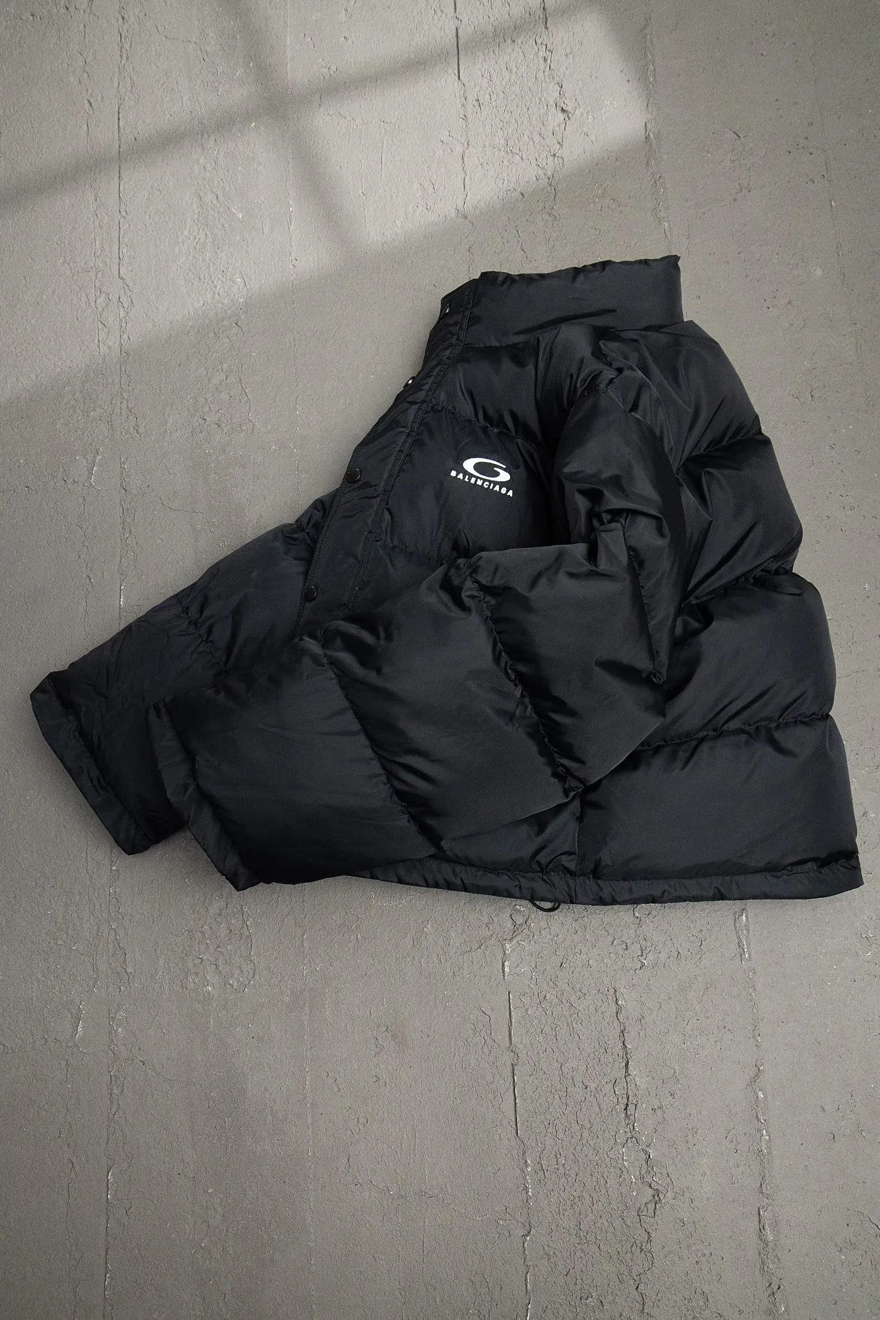 💰840 [Highest version] Balenciaga BLCG 24FW half-circle embroidered front and back double-sided pinned stand-up collar down jacket. Original development. Correct version. Made of 100% polyester woven vermilion fabric. The fabric has a level 4 water-repellent coating process. The front and back are made of the same fabric. 3D laser cutting. The whole body follows the original cocoon design. The interior is made of double-layer 330 gallbladder. Filled with 500 grams of Xinjiang pearl particle cotton. Zipper pockets on both sides machine embroidered by Tajima high-speed embroidery machine. Three-dimensional and full. Elastic elastic spring buckle design at the hem. Special machine eyelets for placket opening. A total of four holes so that the pin can be buckled on both sides. Exclusive mold-opening and original logo hardware pins to distinguish market currencies. Mold-opening and customizing hardware zippers. Front and reverse track pullers. Opening the mold to customize the original air eye. Opening the mold to customize the original logo double-hole limit buckle. Original main mark, washed tag brand packaging Color: Picture color Size: 46/48/50/52 Size chart: Length Chest Shoulder width Sleeve length 46: 66 125 57 64 48: 68 129 58 65 50: 70 132 59 66 52: 72 136 60 67 Note: There is a difference of 1~2CM due to manual measurement.