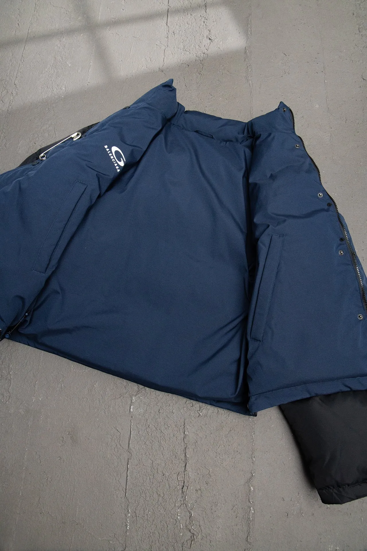 💰840 [Highest version] Balenciaga BLCG 24FW half-circle embroidered front and back double-sided pinned stand-up collar down jacket. Original development. Correct version. Made of 100% polyester woven vermilion fabric. The fabric has a level 4 water-repellent coating process. The front and back are made of the same fabric. 3D laser cutting. The whole body follows the original cocoon design. The interior is made of double-layer 330 gallbladder. Filled with 500 grams of Xinjiang pearl particle cotton. Zipper pockets on both sides machine embroidered by Tajima high-speed embroidery machine. Three-dimensional and full. Elastic elastic spring buckle design at the hem. Special machine eyelets for placket opening. A total of four holes so that the pin can be buckled on both sides. Exclusive mold-opening and original logo hardware pins to distinguish market currencies. Mold-opening and customizing hardware zippers. Front and reverse track pullers. Opening the mold to customize the original air eye. Opening the mold to customize the original logo double-hole limit buckle. Original main mark, washed tag brand packaging Color: Picture color Size: 46/48/50/52 Size chart: Length Chest Shoulder width Sleeve length 46: 66 125 57 64 48: 68 129 58 65 50: 70 132 59 66 52: 72 136 60 67 Note: There is a difference of 1~2CM due to manual measurement.