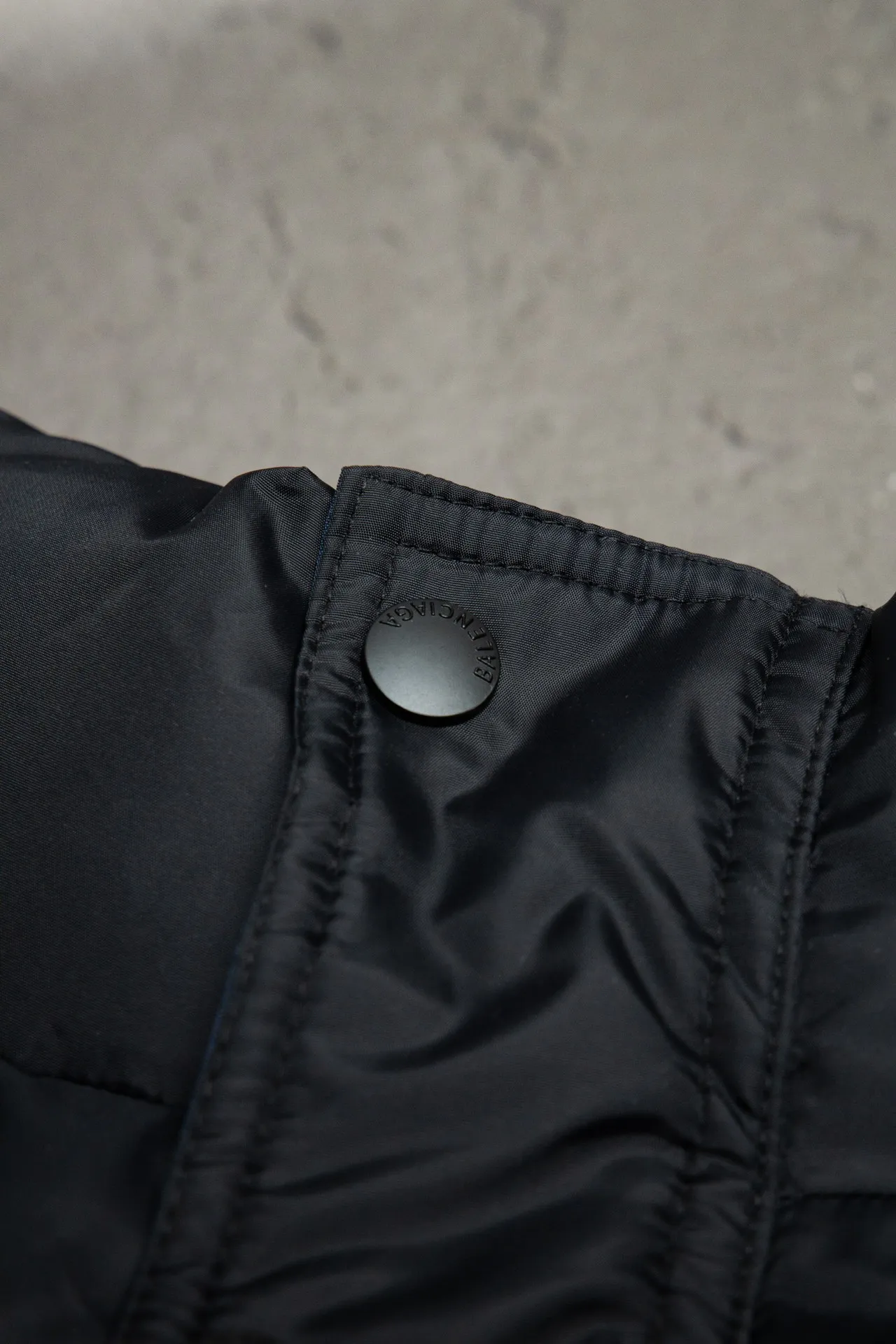 💰840 [Highest version] Balenciaga BLCG 24FW half-circle embroidered front and back double-sided pinned stand-up collar down jacket. Original development. Correct version. Made of 100% polyester woven vermilion fabric. The fabric has a level 4 water-repellent coating process. The front and back are made of the same fabric. 3D laser cutting. The whole body follows the original cocoon design. The interior is made of double-layer 330 gallbladder. Filled with 500 grams of Xinjiang pearl particle cotton. Zipper pockets on both sides machine embroidered by Tajima high-speed embroidery machine. Three-dimensional and full. Elastic elastic spring buckle design at the hem. Special machine eyelets for placket opening. A total of four holes so that the pin can be buckled on both sides. Exclusive mold-opening and original logo hardware pins to distinguish market currencies. Mold-opening and customizing hardware zippers. Front and reverse track pullers. Opening the mold to customize the original air eye. Opening the mold to customize the original logo double-hole limit buckle. Original main mark, washed tag brand packaging Color: Picture color Size: 46/48/50/52 Size chart: Length Chest Shoulder width Sleeve length 46: 66 125 57 64 48: 68 129 58 65 50: 70 132 59 66 52: 72 136 60 67 Note: There is a difference of 1~2CM due to manual measurement.