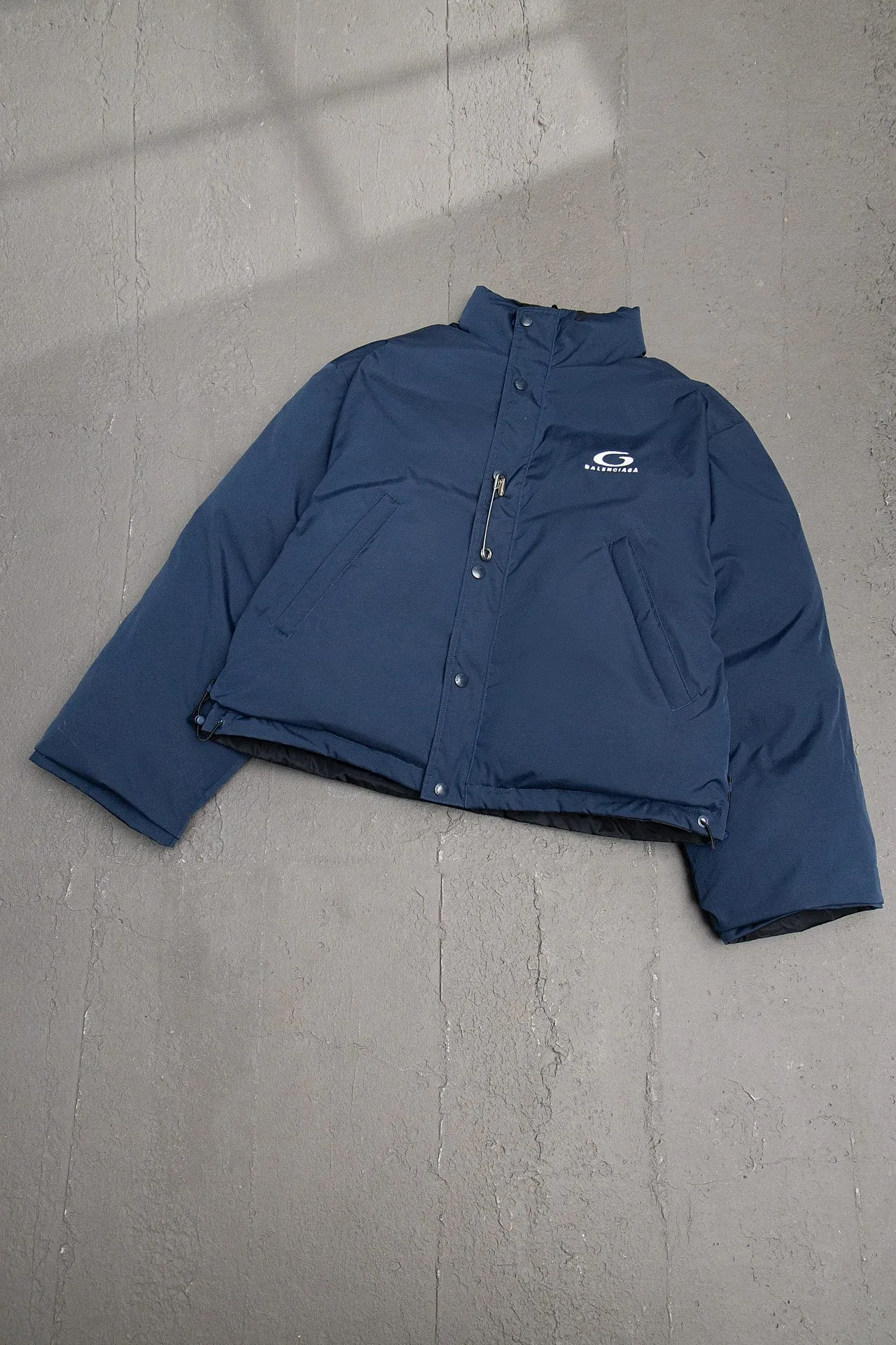 💰840 [Highest version] Balenciaga BLCG 24FW half-circle embroidered front and back double-sided pinned stand-up collar down jacket. Original development. Correct version. Made of 100% polyester woven vermilion fabric. The fabric has a level 4 water-repellent coating process. The front and back are made of the same fabric. 3D laser cutting. The whole body follows the original cocoon design. The interior is made of double-layer 330 gallbladder. Filled with 500 grams of Xinjiang pearl particle cotton. Zipper pockets on both sides machine embroidered by Tajima high-speed embroidery machine. Three-dimensional and full. Elastic elastic spring buckle design at the hem. Special machine eyelets for placket opening. A total of four holes so that the pin can be buckled on both sides. Exclusive mold-opening and original logo hardware pins to distinguish market currencies. Mold-opening and customizing hardware zippers. Front and reverse track pullers. Opening the mold to customize the original air eye. Opening the mold to customize the original logo double-hole limit buckle. Original main mark, washed tag brand packaging Color: Picture color Size: 46/48/50/52 Size chart: Length Chest Shoulder width Sleeve length 46: 66 125 57 64 48: 68 129 58 65 50: 70 132 59 66 52: 72 136 60 67 Note: There is a difference of 1~2CM due to manual measurement.