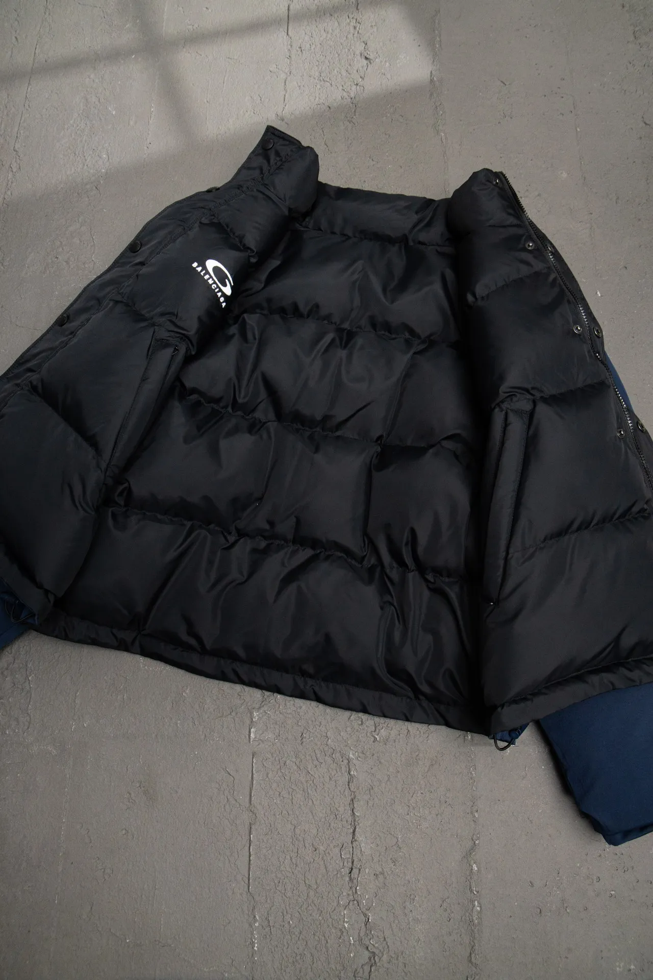 💰840 [Highest version] Balenciaga BLCG 24FW half-circle embroidered front and back double-sided pinned stand-up collar down jacket. Original development. Correct version. Made of 100% polyester woven vermilion fabric. The fabric has a level 4 water-repellent coating process. The front and back are made of the same fabric. 3D laser cutting. The whole body follows the original cocoon design. The interior is made of double-layer 330 gallbladder. Filled with 500 grams of Xinjiang pearl particle cotton. Zipper pockets on both sides machine embroidered by Tajima high-speed embroidery machine. Three-dimensional and full. Elastic elastic spring buckle design at the hem. Special machine eyelets for placket opening. A total of four holes so that the pin can be buckled on both sides. Exclusive mold-opening and original logo hardware pins to distinguish market currencies. Mold-opening and customizing hardware zippers. Front and reverse track pullers. Opening the mold to customize the original air eye. Opening the mold to customize the original logo double-hole limit buckle. Original main mark, washed tag brand packaging Color: Picture color Size: 46/48/50/52 Size chart: Length Chest Shoulder width Sleeve length 46: 66 125 57 64 48: 68 129 58 65 50: 70 132 59 66 52: 72 136 60 67 Note: There is a difference of 1~2CM due to manual measurement.