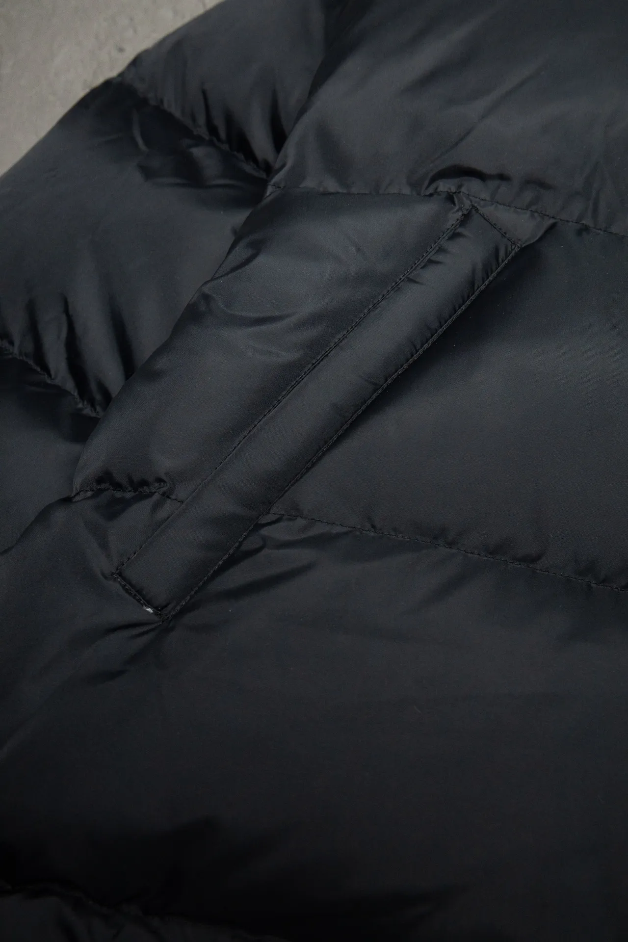 💰840 [Highest version] Balenciaga BLCG 24FW half-circle embroidered front and back double-sided pinned stand-up collar down jacket. Original development. Correct version. Made of 100% polyester woven vermilion fabric. The fabric has a level 4 water-repellent coating process. The front and back are made of the same fabric. 3D laser cutting. The whole body follows the original cocoon design. The interior is made of double-layer 330 gallbladder. Filled with 500 grams of Xinjiang pearl particle cotton. Zipper pockets on both sides machine embroidered by Tajima high-speed embroidery machine. Three-dimensional and full. Elastic elastic spring buckle design at the hem. Special machine eyelets for placket opening. A total of four holes so that the pin can be buckled on both sides. Exclusive mold-opening and original logo hardware pins to distinguish market currencies. Mold-opening and customizing hardware zippers. Front and reverse track pullers. Opening the mold to customize the original air eye. Opening the mold to customize the original logo double-hole limit buckle. Original main mark, washed tag brand packaging Color: Picture color Size: 46/48/50/52 Size chart: Length Chest Shoulder width Sleeve length 46: 66 125 57 64 48: 68 129 58 65 50: 70 132 59 66 52: 72 136 60 67 Note: There is a difference of 1~2CM due to manual measurement.