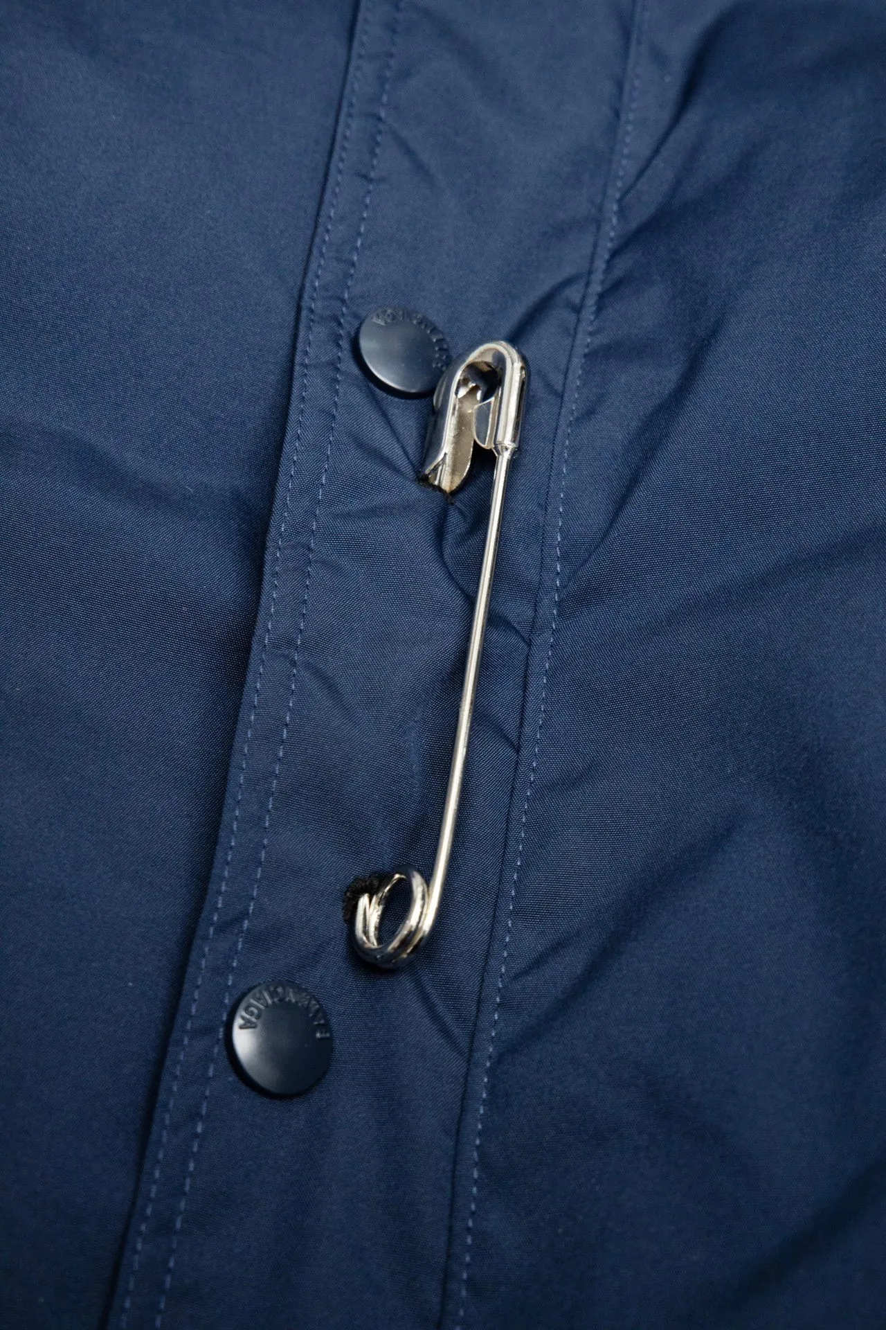 💰840 [Highest version] Balenciaga BLCG 24FW half-circle embroidered front and back double-sided pinned stand-up collar down jacket. Original development. Correct version. Made of 100% polyester woven vermilion fabric. The fabric has a level 4 water-repellent coating process. The front and back are made of the same fabric. 3D laser cutting. The whole body follows the original cocoon design. The interior is made of double-layer 330 gallbladder. Filled with 500 grams of Xinjiang pearl particle cotton. Zipper pockets on both sides machine embroidered by Tajima high-speed embroidery machine. Three-dimensional and full. Elastic elastic spring buckle design at the hem. Special machine eyelets for placket opening. A total of four holes so that the pin can be buckled on both sides. Exclusive mold-opening and original logo hardware pins to distinguish market currencies. Mold-opening and customizing hardware zippers. Front and reverse track pullers. Opening the mold to customize the original air eye. Opening the mold to customize the original logo double-hole limit buckle. Original main mark, washed tag brand packaging Color: Picture color Size: 46/48/50/52 Size chart: Length Chest Shoulder width Sleeve length 46: 66 125 57 64 48: 68 129 58 65 50: 70 132 59 66 52: 72 136 60 67 Note: There is a difference of 1~2CM due to manual measurement.