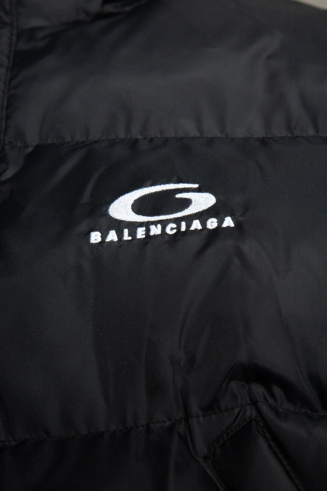 💰840 [Highest version] Balenciaga BLCG 24FW half-circle embroidered front and back double-sided pinned stand-up collar down jacket. Original development. Correct version. Made of 100% polyester woven vermilion fabric. The fabric has a level 4 water-repellent coating process. The front and back are made of the same fabric. 3D laser cutting. The whole body follows the original cocoon design. The interior is made of double-layer 330 gallbladder. Filled with 500 grams of Xinjiang pearl particle cotton. Zipper pockets on both sides machine embroidered by Tajima high-speed embroidery machine. Three-dimensional and full. Elastic elastic spring buckle design at the hem. Special machine eyelets for placket opening. A total of four holes so that the pin can be buckled on both sides. Exclusive mold-opening and original logo hardware pins to distinguish market currencies. Mold-opening and customizing hardware zippers. Front and reverse track pullers. Opening the mold to customize the original air eye. Opening the mold to customize the original logo double-hole limit buckle. Original main mark, washed tag brand packaging Color: Picture color Size: 46/48/50/52 Size chart: Length Chest Shoulder width Sleeve length 46: 66 125 57 64 48: 68 129 58 65 50: 70 132 59 66 52: 72 136 60 67 Note: There is a difference of 1~2CM due to manual measurement.