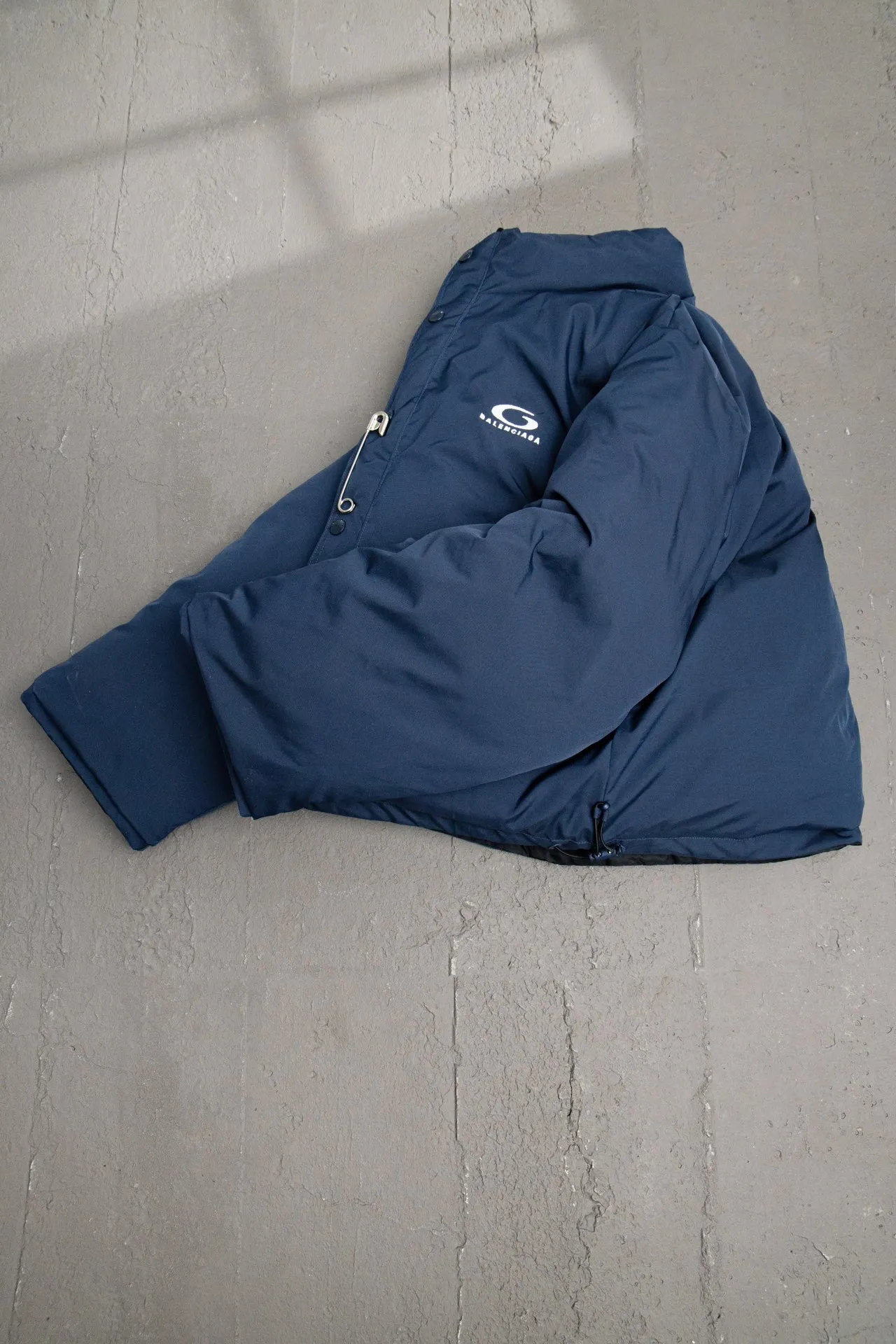 💰840 [Highest version] Balenciaga BLCG 24FW half-circle embroidered front and back double-sided pinned stand-up collar down jacket. Original development. Correct version. Made of 100% polyester woven vermilion fabric. The fabric has a level 4 water-repellent coating process. The front and back are made of the same fabric. 3D laser cutting. The whole body follows the original cocoon design. The interior is made of double-layer 330 gallbladder. Filled with 500 grams of Xinjiang pearl particle cotton. Zipper pockets on both sides machine embroidered by Tajima high-speed embroidery machine. Three-dimensional and full. Elastic elastic spring buckle design at the hem. Special machine eyelets for placket opening. A total of four holes so that the pin can be buckled on both sides. Exclusive mold-opening and original logo hardware pins to distinguish market currencies. Mold-opening and customizing hardware zippers. Front and reverse track pullers. Opening the mold to customize the original air eye. Opening the mold to customize the original logo double-hole limit buckle. Original main mark, washed tag brand packaging Color: Picture color Size: 46/48/50/52 Size chart: Length Chest Shoulder width Sleeve length 46: 66 125 57 64 48: 68 129 58 65 50: 70 132 59 66 52: 72 136 60 67 Note: There is a difference of 1~2CM due to manual measurement.