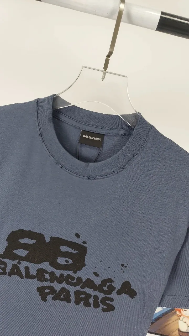 Frontal real-shot video————The top tested version of BALENCIAGA 23SS with graffiti letters for male and female couples stars. The same style pure cotton loose short-sleeved T-shirt. Super iconic colorful brand logo printed pattern. It is fresh and comfortable to match with sports shoes. Suitable for shopping and dating. When layered with bottoming, it will look like a blogger. Low-key and tasteful. Original fabric 280G, double-ply double yarn pure cotton fabric! Threads are custom-woven and dyed, no color difference, no pressure in and out of the counter, through-the-shoulder strapping process, increased washing life of clothes, no deformation, high-version digital printing process, no fading, bright colors, the same style as Internet celebrity stars, regardless of age, body shape, gender, super eye-catching, extremely fashionable, very comfortable to the touch, super texture, fashionable and individual, super versatile and good-looking, a must-have, better for couples Customized collar labels are washed, 100% different from fake versions on the market!  Color: Pink White Black Charcoal Gray Size: XS-L P:260