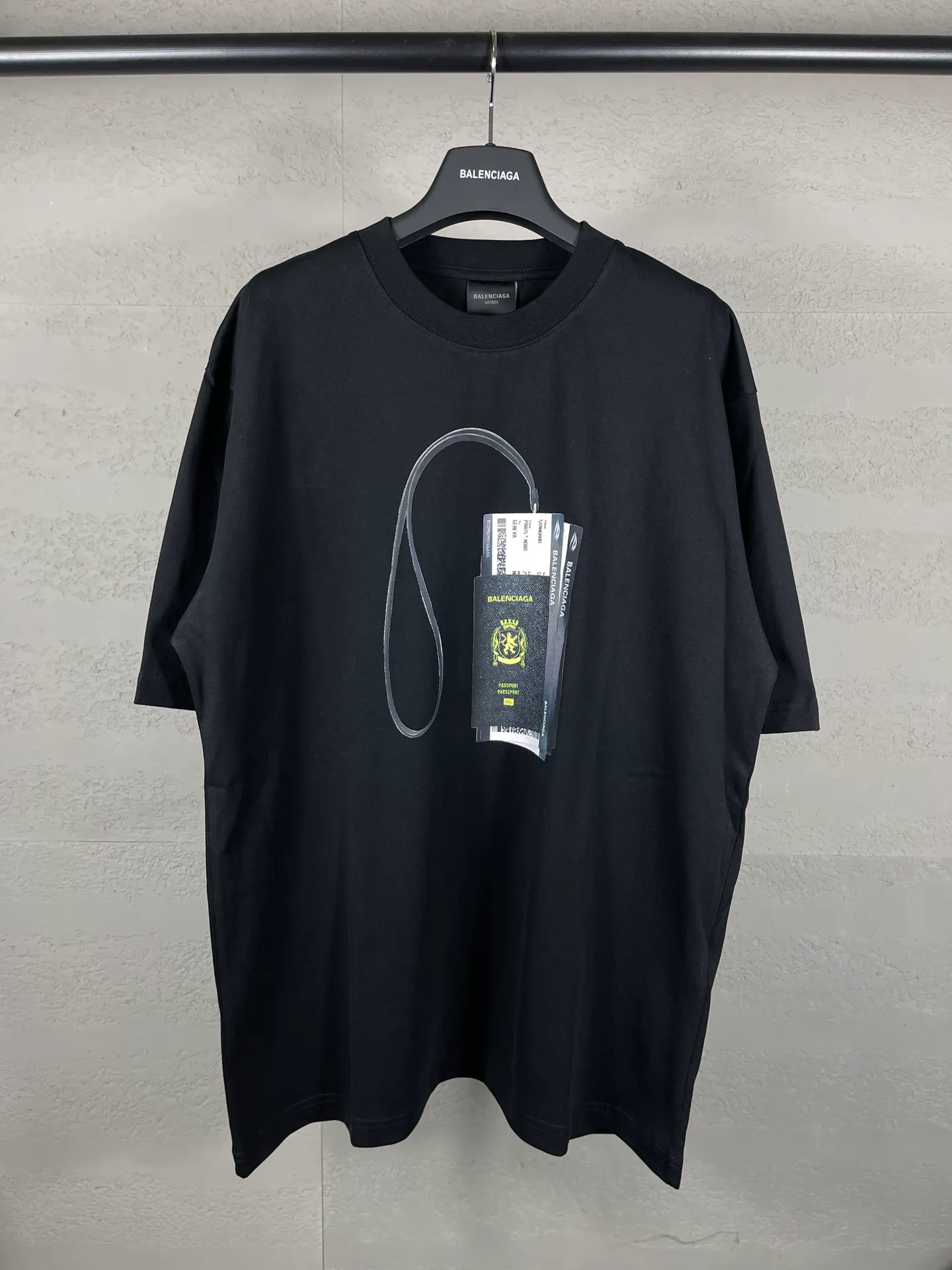 🅿️180 photos [Top version. Official website quality] BALENCI*GA/Paris. 2024 catwalk new style. Paris. Air ticket passport LOGO printed T-shirt, brick cabinet synchronization. Genuine product developed at the first time, welcome to compare! The fabric is made of Paris ZP custom-woven and dyed cotton double yarn. Weighing 260 grams, the cloth surface is clean. The cloth pattern is clear, soft and comfortable. The threads are dyed with no color difference. The classic LOGO is printed using imported machine-made white ink direct printing. The letters are clear and the effect is three-dimensional. Restore the brick cabinet. Different market currency, welcome to compare, the version adopts OS loose shoulder version. Same style for men and women Coding: BL223310 Color: black, white Size: XS to L