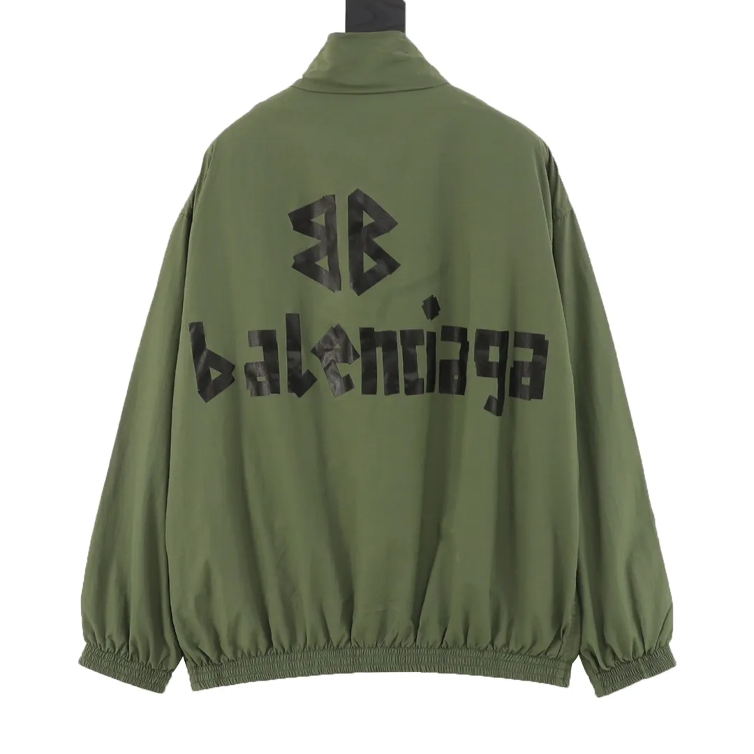 🅿️580 Balenciaga/ Balenciaga BLCG 25FW Double B black tape dark green waterproof jacket Light luxury essential item for daily commuting for men and women Correct version Welcome to compare Detailed features · Customized matte Taslan jacket fabric · The entire fabric is pre-treated with a waterproof coating · The interior is made of three-level polyester bird's eye mesh · OS ultra-loose silhouette design · Side zipper pockets Small high stand-up collar design · Internal zipper pocket design · Elastic waistband design at the hem · Customized molded hardware zippers Double slider design for jackets · Printing adopts the Israeli Kornit digital direct printing process · Original main mark washable tag brand packaging Color: dark green Size: 46-52