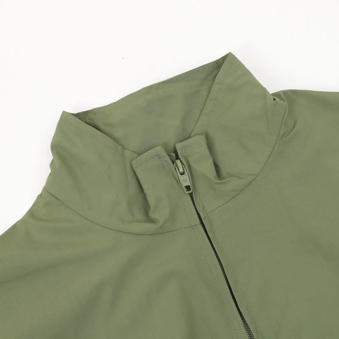 🅿️580 Balenciaga/ Balenciaga BLCG 25FW Double B black tape dark green waterproof jacket Light luxury essential item for daily commuting for men and women Correct version Welcome to compare Detailed features · Customized matte Taslan jacket fabric · The entire fabric is pre-treated with a waterproof coating · The interior is made of three-level polyester bird's eye mesh · OS ultra-loose silhouette design · Side zipper pockets Small high stand-up collar design · Internal zipper pocket design · Elastic waistband design at the hem · Customized molded hardware zippers Double slider design for jackets · Printing adopts the Israeli Kornit digital direct printing process · Original main mark washable tag brand packaging Color: dark green Size: 46-52