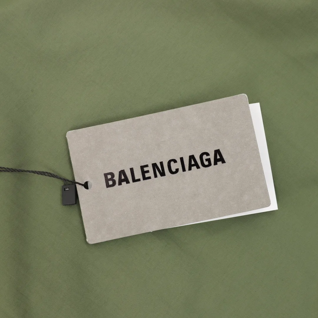 🅿️580 Balenciaga/ Balenciaga BLCG 25FW Double B black tape dark green waterproof jacket Light luxury essential item for daily commuting for men and women Correct version Welcome to compare Detailed features · Customized matte Taslan jacket fabric · The entire fabric is pre-treated with a waterproof coating · The interior is made of three-level polyester bird's eye mesh · OS ultra-loose silhouette design · Side zipper pockets Small high stand-up collar design · Internal zipper pocket design · Elastic waistband design at the hem · Customized molded hardware zippers Double slider design for jackets · Printing adopts the Israeli Kornit digital direct printing process · Original main mark washable tag brand packaging Color: dark green Size: 46-52