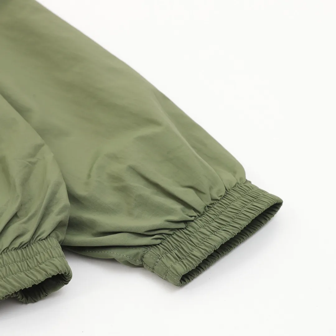 🅿️580 Balenciaga/ Balenciaga BLCG 25FW Double B black tape dark green waterproof jacket Light luxury essential item for daily commuting for men and women Correct version Welcome to compare Detailed features · Customized matte Taslan jacket fabric · The entire fabric is pre-treated with a waterproof coating · The interior is made of three-level polyester bird's eye mesh · OS ultra-loose silhouette design · Side zipper pockets Small high stand-up collar design · Internal zipper pocket design · Elastic waistband design at the hem · Customized molded hardware zippers Double slider design for jackets · Printing adopts the Israeli Kornit digital direct printing process · Original main mark washable tag brand packaging Color: dark green Size: 46-52