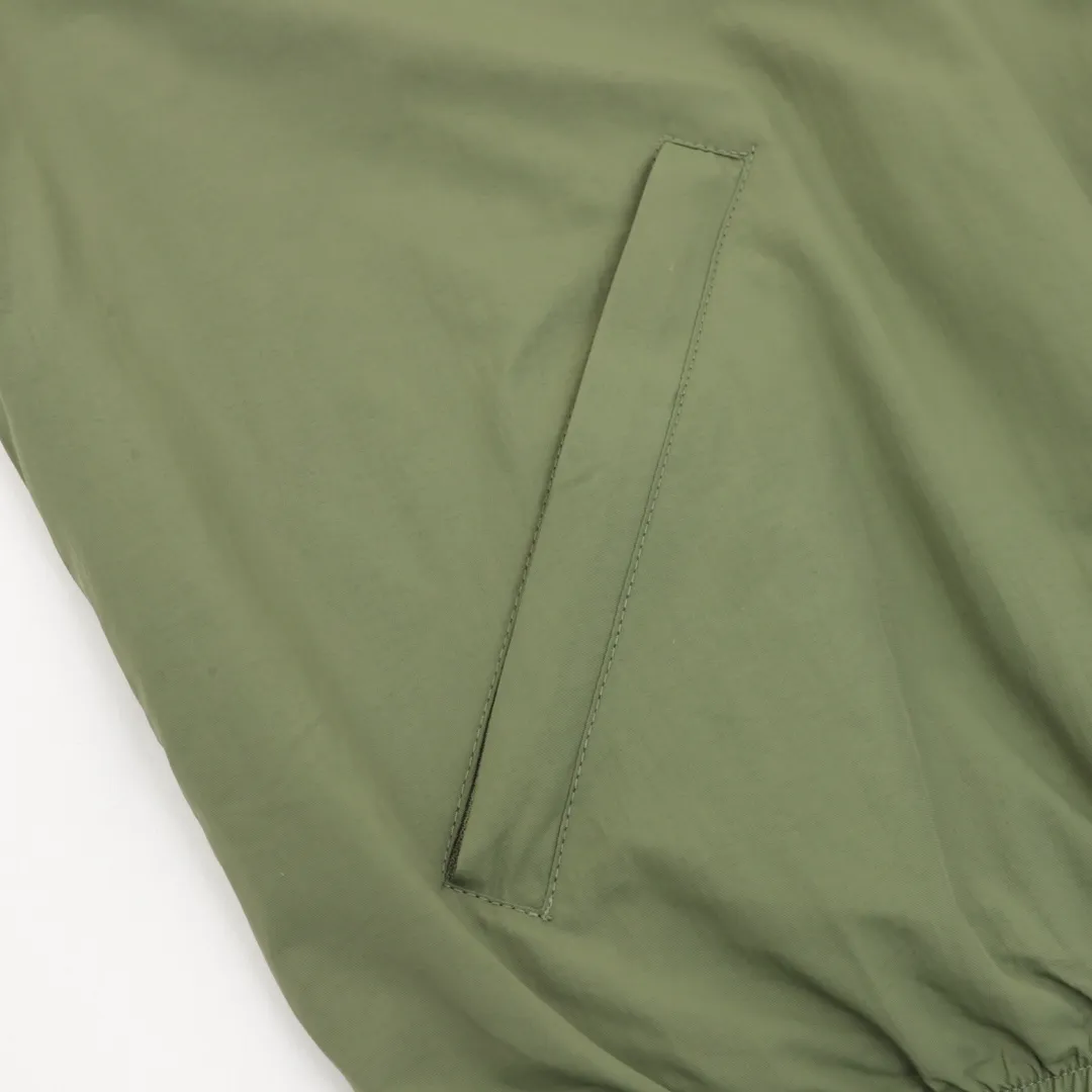 🅿️580 Balenciaga/ Balenciaga BLCG 25FW Double B black tape dark green waterproof jacket Light luxury essential item for daily commuting for men and women Correct version Welcome to compare Detailed features · Customized matte Taslan jacket fabric · The entire fabric is pre-treated with a waterproof coating · The interior is made of three-level polyester bird's eye mesh · OS ultra-loose silhouette design · Side zipper pockets Small high stand-up collar design · Internal zipper pocket design · Elastic waistband design at the hem · Customized molded hardware zippers Double slider design for jackets · Printing adopts the Israeli Kornit digital direct printing process · Original main mark washable tag brand packaging Color: dark green Size: 46-52