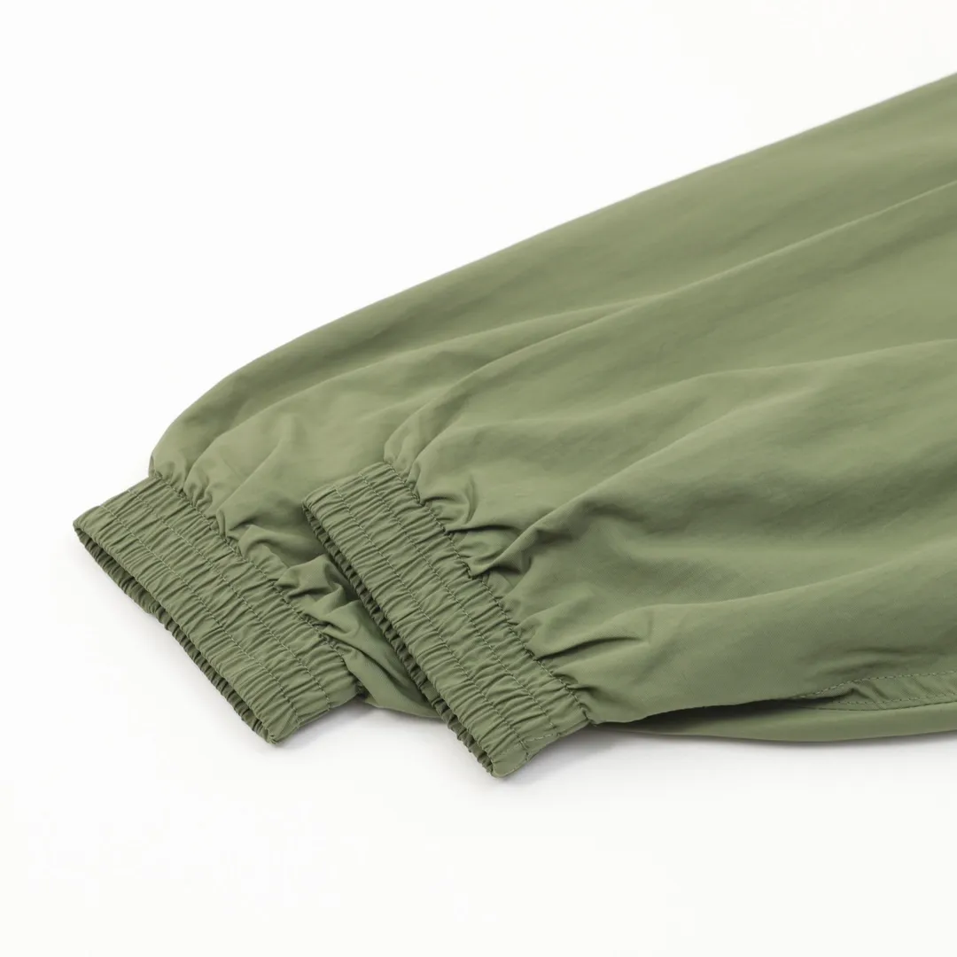 🅿️580 Balenciaga/ Balenciaga BLCG 25FW Double B black tape dark green waterproof jacket Light luxury essential item for daily commuting for men and women Correct version Welcome to compare Detailed features · Customized matte Taslan jacket fabric · The entire fabric is pre-treated with a waterproof coating · The interior is made of three-level polyester bird's eye mesh · OS ultra-loose silhouette design · Side zipper pockets Small high stand-up collar design · Internal zipper pocket design · Elastic waistband design at the hem · Customized molded hardware zippers Double slider design for jackets · Printing adopts the Israeli Kornit digital direct printing process · Original main mark washable tag brand packaging Color: dark green Size: 46-52