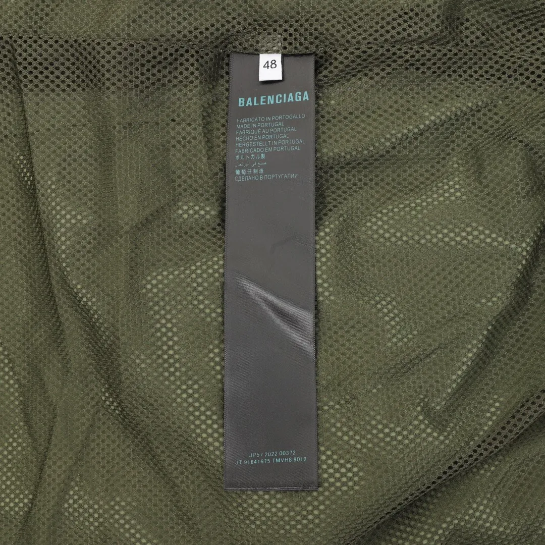 🅿️580 Balenciaga/ Balenciaga BLCG 25FW Double B black tape dark green waterproof jacket Light luxury essential item for daily commuting for men and women Correct version Welcome to compare Detailed features · Customized matte Taslan jacket fabric · The entire fabric is pre-treated with a waterproof coating · The interior is made of three-level polyester bird's eye mesh · OS ultra-loose silhouette design · Side zipper pockets Small high stand-up collar design · Internal zipper pocket design · Elastic waistband design at the hem · Customized molded hardware zippers Double slider design for jackets · Printing adopts the Israeli Kornit digital direct printing process · Original main mark washable tag brand packaging Color: dark green Size: 46-52