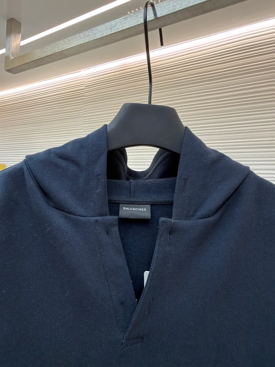 Balenciaga hooded letter embroidered long-sleeved sweatshirt ●Original version: Purchased and developed for 9200 ●Item number: 1681984-A75 ●Material: terry sweatshirt fabric ●Technology: embroidery production ●Color: royal blue ●Version: Loose fit ●Weight: about 865 grams ●Size: S-M-L ●Description: Made of 380g double yarn cotton blended fabric, pre-shrunk, soft to the touch and not easily deformed. The neckline has a semi-open V-shaped design and is matched with the same material hemming process to avoid pilling when worn on and off. The brand logo on the chest uses environmentally friendly offset printing technology. The ink is thin and has strong adhesion, and it is not easy to crack after repeated washing. The body of the garment is three-dimensionally cut, with dropped shoulders. The sleeves and body are joined by overlock stitching of the same color, leaving no ends exposed on the inside. The hem and cuffs are made of high-elastic rib material, which has good resilience and is not easy to loosen. The overall stitching adopts 3cm/12-needle precision routing, and the seams are reinforced to take into account the stiffness and wearing comfort. The overall wiring is straight and delicate, the fabric is comfortable and soft, and the color is consistent without color difference. It can be matched with the same style to create a fashionable look and control various occasions. Customized accessories, complete with three standards, same style for men and women!