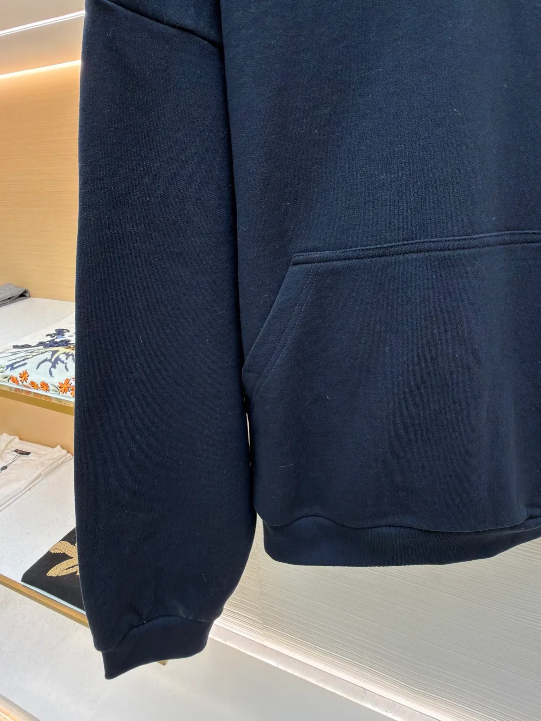 Balenciaga hooded letter embroidered long-sleeved sweatshirt ●Original version: Purchased and developed for 9200 ●Item number: 1681984-A75 ●Material: terry sweatshirt fabric ●Technology: embroidery production ●Color: royal blue ●Version: Loose fit ●Weight: about 865 grams ●Size: S-M-L ●Description: Made of 380g double yarn cotton blended fabric, pre-shrunk, soft to the touch and not easily deformed. The neckline has a semi-open V-shaped design and is matched with the same material hemming process to avoid pilling when worn on and off. The brand logo on the chest uses environmentally friendly offset printing technology. The ink is thin and has strong adhesion, and it is not easy to crack after repeated washing. The body of the garment is three-dimensionally cut, with dropped shoulders. The sleeves and body are joined by overlock stitching of the same color, leaving no ends exposed on the inside. The hem and cuffs are made of high-elastic rib material, which has good resilience and is not easy to loosen. The overall stitching adopts 3cm/12-needle precision routing, and the seams are reinforced to take into account the stiffness and wearing comfort. The overall wiring is straight and delicate, the fabric is comfortable and soft, and the color is consistent without color difference. It can be matched with the same style to create a fashionable look and control various occasions. Customized accessories, complete with three standards, same style for men and women!
