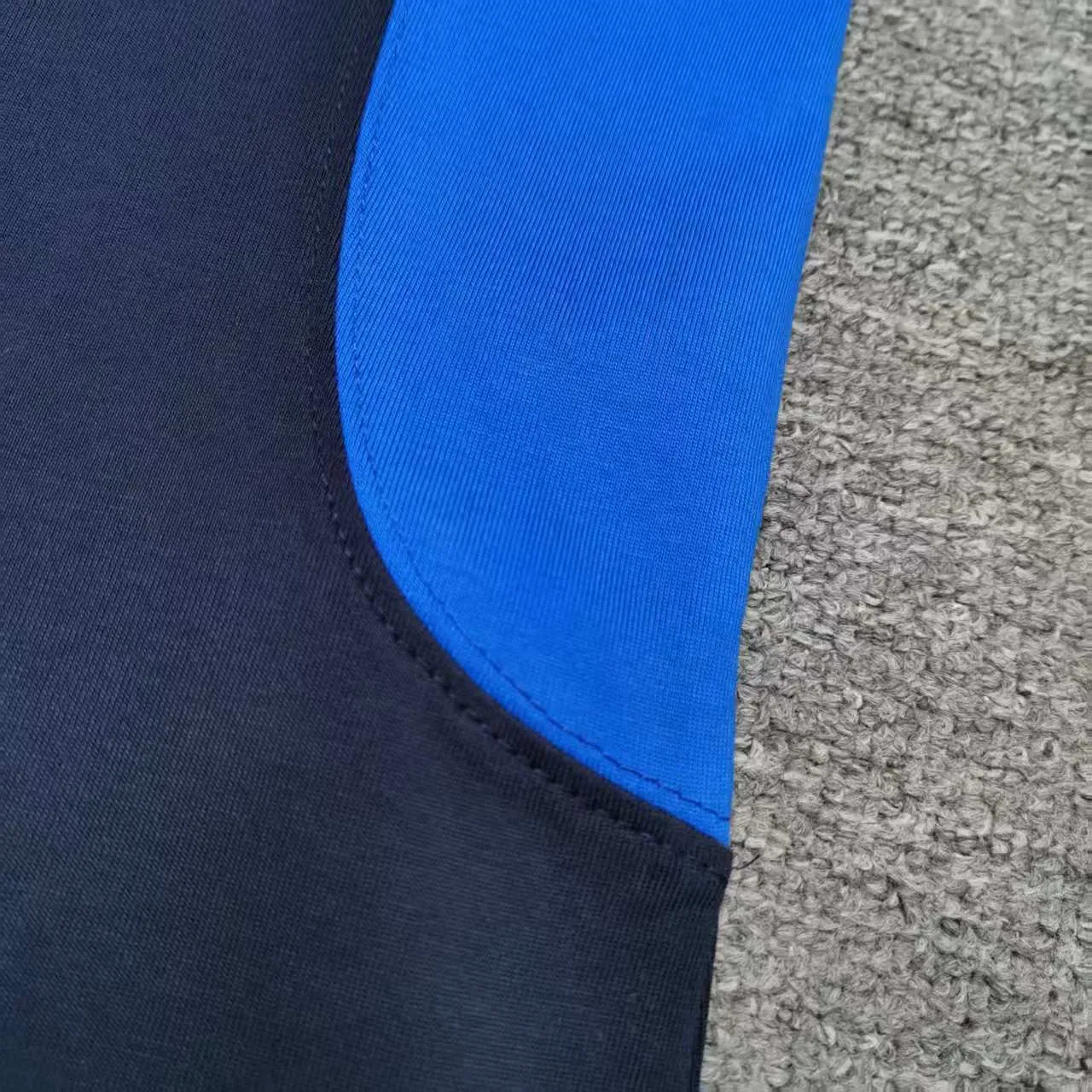 [New arrival] Top tested version BALENCIAGA/ADIDAS Balenciaga co-branded with Adidas co-branded stitched embroidered letters round neck short-sleeved T-shirt. Popular at the moment🔥Quality ceiling. It seems to be a simple printing or embroidery. In fact, it is not simple at all. 100% imported machine restoration. The details, workmanship and fabrics are consistent with the original ones. Guaranteed no color difference with the counter. Feel free to compare. ⚠️Note that the threaded necklines are all original collars of a certain Ba and Li. High degree of wrapping. The width of the neckline and cabinets are accurate to millimeters. Thick necklines are not easily deformed. The collars of high-end products are all restored to cabinets. Differentiating large collars from ordinary garbage in the world. ⚠️Different styles of washed wheat main wheat, including imported wheat, have different colors and codes. Really restore the counter. As we all know, Balenciaga’s collar labels in each quarter have different English or colors. This distinguishes fast food products from the world’s single-color main wheat washed wheat. ⚠️Pay attention to workmanship. Stitches at the collar are not folded. Smooth and natural with no overlapping lines. Really restored. ⚠️The fabric is made of 280g Paris-specific double yarn. It is really incomparable with the ordinary version on the market. Correct printing details. Correct double yarn with high weight thread. Correct packaging details. Workmanship is restored in all aspects. Packaging is restored in all aspects. P: 270 Color: Black White Navy SIZE: XS-S-M-L