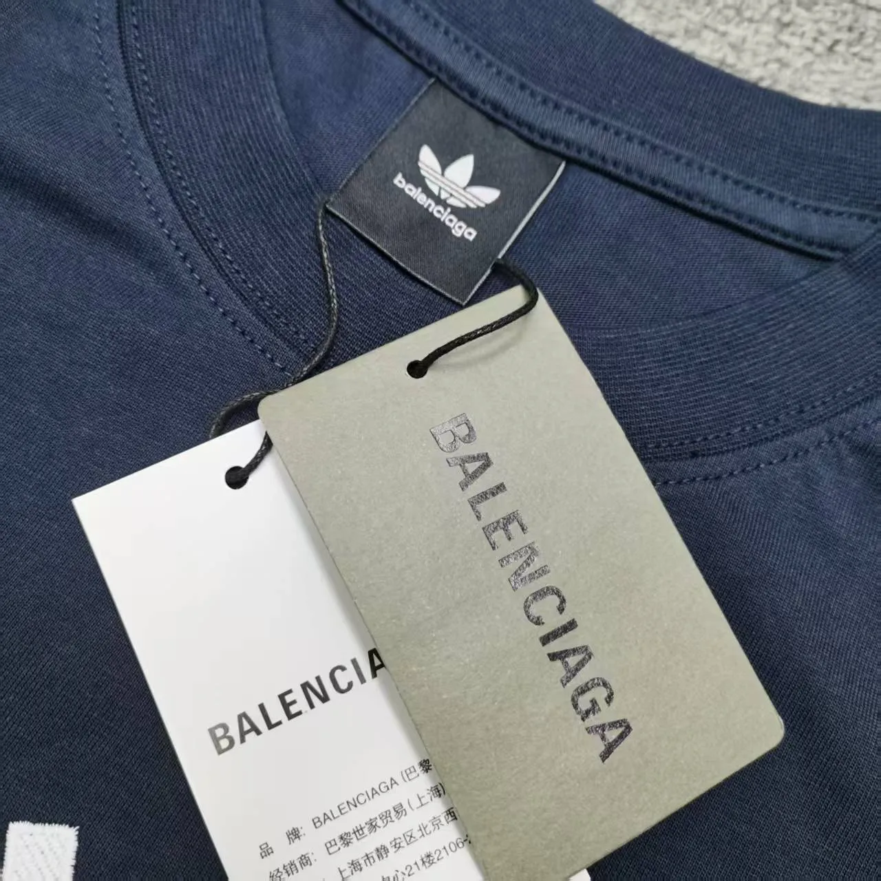 [New arrival] Top tested version BALENCIAGA/ADIDAS Balenciaga co-branded with Adidas co-branded stitched embroidered letters round neck short-sleeved T-shirt. Popular at the moment🔥Quality ceiling. It seems to be a simple printing or embroidery. In fact, it is not simple at all. 100% imported machine restoration. The details, workmanship and fabrics are consistent with the original ones. Guaranteed no color difference with the counter. Feel free to compare. ⚠️Note that the threaded necklines are all original collars of a certain Ba and Li. High degree of wrapping. The width of the neckline and cabinets are accurate to millimeters. Thick necklines are not easily deformed. The collars of high-end products are all restored to cabinets. Differentiating large collars from ordinary garbage in the world. ⚠️Different styles of washed wheat main wheat, including imported wheat, have different colors and codes. Really restore the counter. As we all know, Balenciaga’s collar labels in each quarter have different English or colors. This distinguishes fast food products from the world’s single-color main wheat washed wheat. ⚠️Pay attention to workmanship. Stitches at the collar are not folded. Smooth and natural with no overlapping lines. Really restored. ⚠️The fabric is made of 280g Paris-specific double yarn. It is really incomparable with the ordinary version on the market. Correct printing details. Correct double yarn with high weight thread. Correct packaging details. Workmanship is restored in all aspects. Packaging is restored in all aspects. P: 270 Color: Black White Navy SIZE: XS-S-M-L
