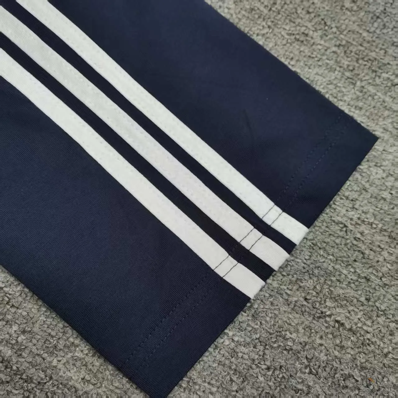 [New arrival] Top tested version BALENCIAGA/ADIDAS Balenciaga co-branded with Adidas co-branded stitched embroidered letters round neck short-sleeved T-shirt. Popular at the moment🔥Quality ceiling. It seems to be a simple printing or embroidery. In fact, it is not simple at all. 100% imported machine restoration. The details, workmanship and fabrics are consistent with the original ones. Guaranteed no color difference with the counter. Feel free to compare. ⚠️Note that the threaded necklines are all original collars of a certain Ba and Li. High degree of wrapping. The width of the neckline and cabinets are accurate to millimeters. Thick necklines are not easily deformed. The collars of high-end products are all restored to cabinets. Differentiating large collars from ordinary garbage in the world. ⚠️Different styles of washed wheat main wheat, including imported wheat, have different colors and codes. Really restore the counter. As we all know, Balenciaga’s collar labels in each quarter have different English or colors. This distinguishes fast food products from the world’s single-color main wheat washed wheat. ⚠️Pay attention to workmanship. Stitches at the collar are not folded. Smooth and natural with no overlapping lines. Really restored. ⚠️The fabric is made of 280g Paris-specific double yarn. It is really incomparable with the ordinary version on the market. Correct printing details. Correct double yarn with high weight thread. Correct packaging details. Workmanship is restored in all aspects. Packaging is restored in all aspects. P: 270 Color: Black White Navy SIZE: XS-S-M-L