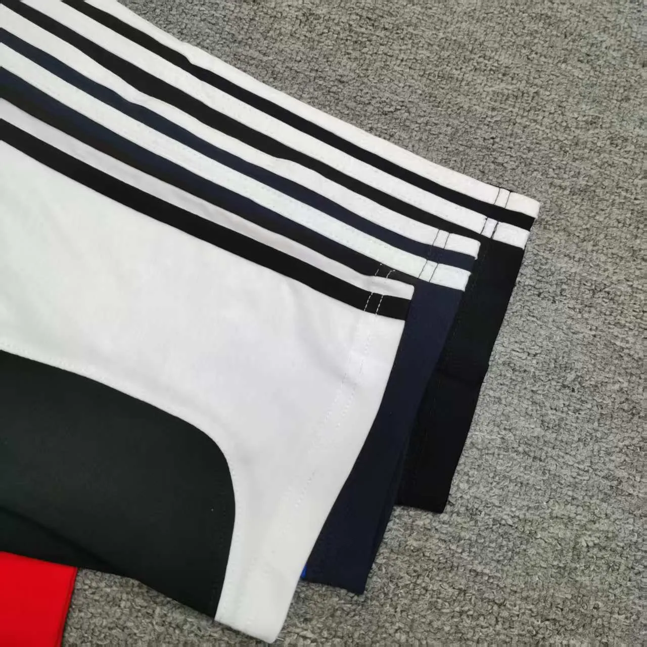 [New arrival] Top tested version BALENCIAGA/ADIDAS Balenciaga co-branded with Adidas co-branded stitched embroidered letters round neck short-sleeved T-shirt. Popular at the moment🔥Quality ceiling. It seems to be a simple printing or embroidery. In fact, it is not simple at all. 100% imported machine restoration. The details, workmanship and fabrics are consistent with the original ones. Guaranteed no color difference with the counter. Feel free to compare. ⚠️Note that the threaded necklines are all original collars of a certain Ba and Li. High degree of wrapping. The width of the neckline and cabinets are accurate to millimeters. Thick necklines are not easily deformed. The collars of high-end products are all restored to cabinets. Differentiating large collars from ordinary garbage in the world. ⚠️Different styles of washed wheat main wheat, including imported wheat, have different colors and codes. Really restore the counter. As we all know, Balenciaga’s collar labels in each quarter have different English or colors. This distinguishes fast food products from the world’s single-color main wheat washed wheat. ⚠️Pay attention to workmanship. Stitches at the collar are not folded. Smooth and natural with no overlapping lines. Really restored. ⚠️The fabric is made of 280g Paris-specific double yarn. It is really incomparable with the ordinary version on the market. Correct printing details. Correct double yarn with high weight thread. Correct packaging details. Workmanship is restored in all aspects. Packaging is restored in all aspects. P: 270 Color: Black White Navy SIZE: XS-S-M-L
