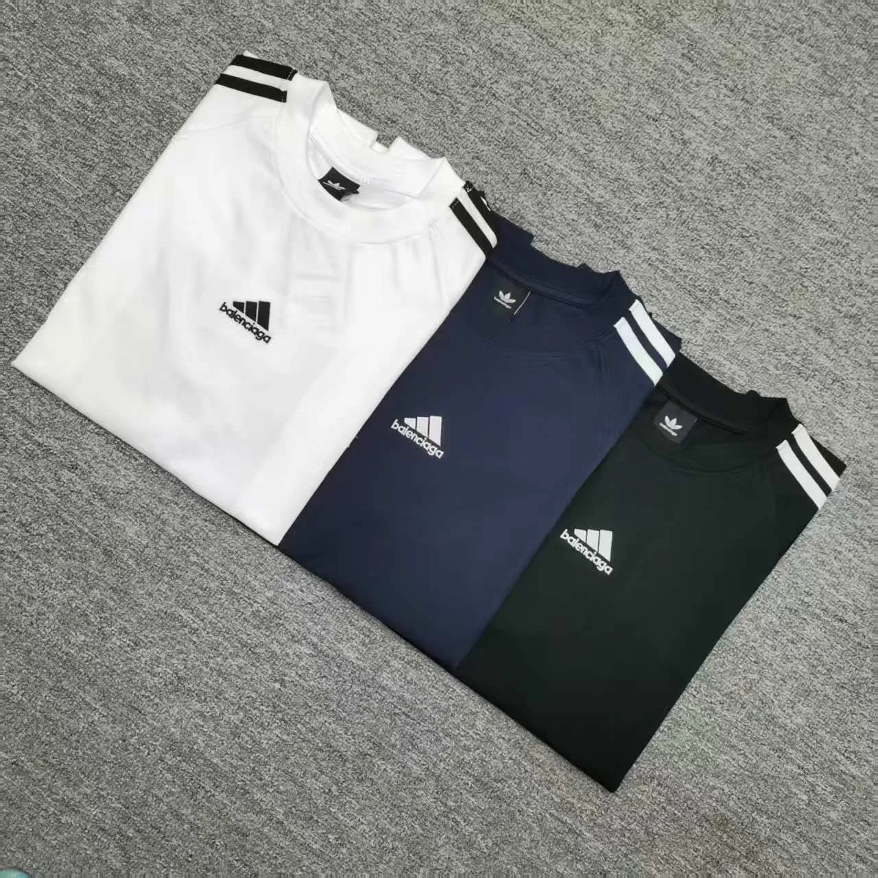 [New arrival] Top tested version BALENCIAGA/ADIDAS Balenciaga co-branded with Adidas co-branded stitched embroidered letters round neck short-sleeved T-shirt. Popular at the moment🔥Quality ceiling. It seems to be a simple printing or embroidery. In fact, it is not simple at all. 100% imported machine restoration. The details, workmanship and fabrics are consistent with the original ones. Guaranteed no color difference with the counter. Feel free to compare. ⚠️Note that the threaded necklines are all original collars of a certain Ba and Li. High degree of wrapping. The width of the neckline and cabinets are accurate to millimeters. Thick necklines are not easily deformed. The collars of high-end products are all restored to cabinets. Differentiating large collars from ordinary garbage in the world. ⚠️Different styles of washed wheat main wheat, including imported wheat, have different colors and codes. Really restore the counter. As we all know, Balenciaga’s collar labels in each quarter have different English or colors. This distinguishes fast food products from the world’s single-color main wheat washed wheat. ⚠️Pay attention to workmanship. Stitches at the collar are not folded. Smooth and natural with no overlapping lines. Really restored. ⚠️The fabric is made of 280g Paris-specific double yarn. It is really incomparable with the ordinary version on the market. Correct printing details. Correct double yarn with high weight thread. Correct packaging details. Workmanship is restored in all aspects. Packaging is restored in all aspects. P: 270 Color: Black White Navy SIZE: XS-S-M-L