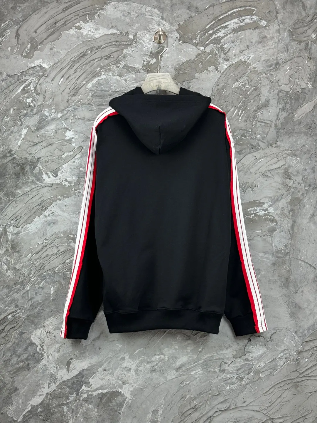 🅿️400 BALENCI*GA Paris shoulder sleeves and salad terms hooded sweatshirt. The front embroidery uses an imported Tajima embroidery machine. Double shoulder sleeves are color-blocked and tied. Customized matching hardware. The letters are clear. The effect is three-dimensional. Exclusively pattern-woven and dyed 460g fabric. Threads are dyed in the same cylinder with zero color difference. Brick cabinet synchronization. Welcome to compare. Same style for men and women -Color: black white -SIZE: Xs S M L Style number 8987#
