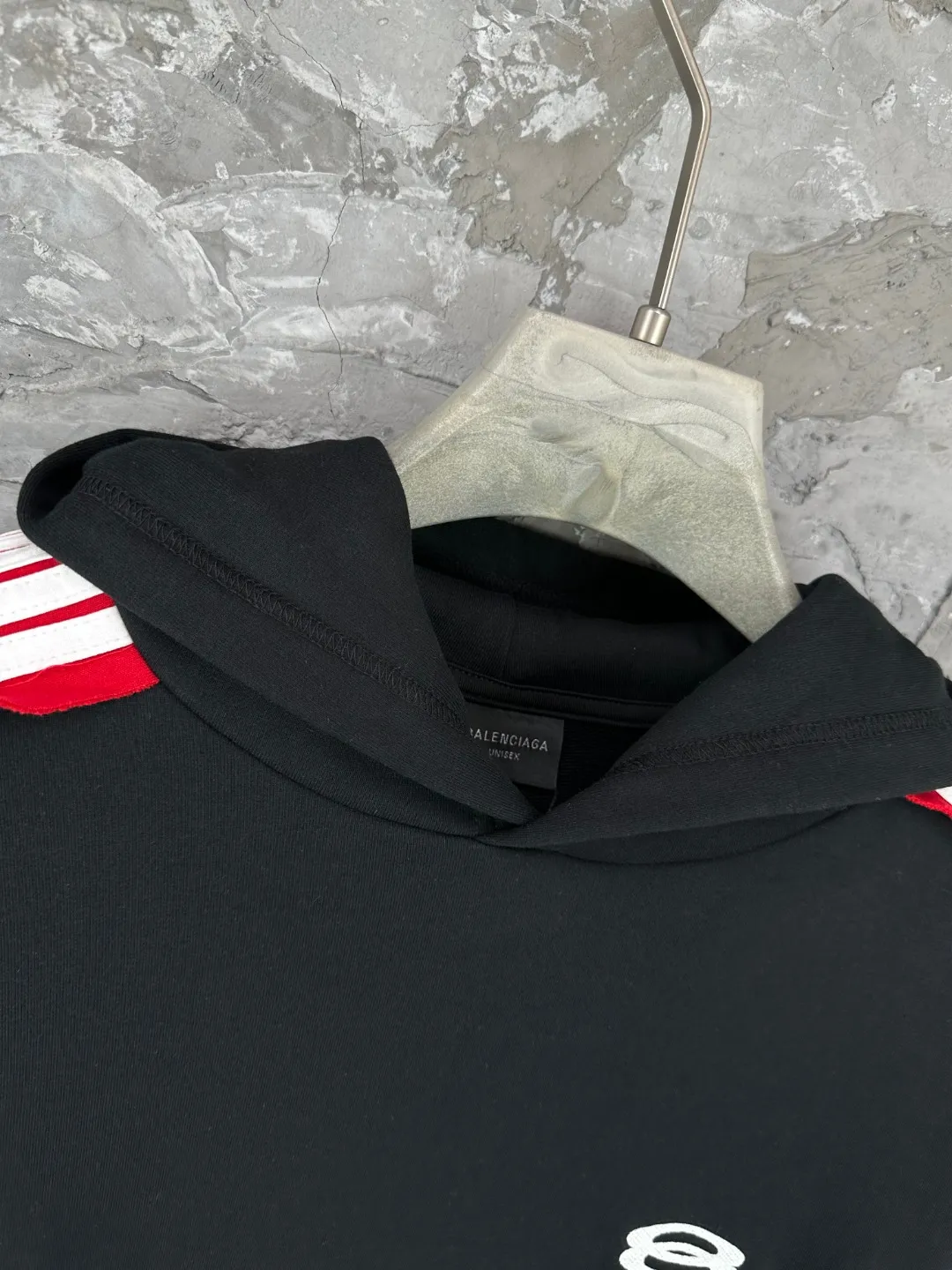 🅿️400 BALENCI*GA Paris shoulder sleeves and salad terms hooded sweatshirt. The front embroidery uses an imported Tajima embroidery machine. Double shoulder sleeves are color-blocked and tied. Customized matching hardware. The letters are clear. The effect is three-dimensional. Exclusively pattern-woven and dyed 460g fabric. Threads are dyed in the same cylinder with zero color difference. Brick cabinet synchronization. Welcome to compare. Same style for men and women -Color: black white -SIZE: Xs S M L Style number 8987#