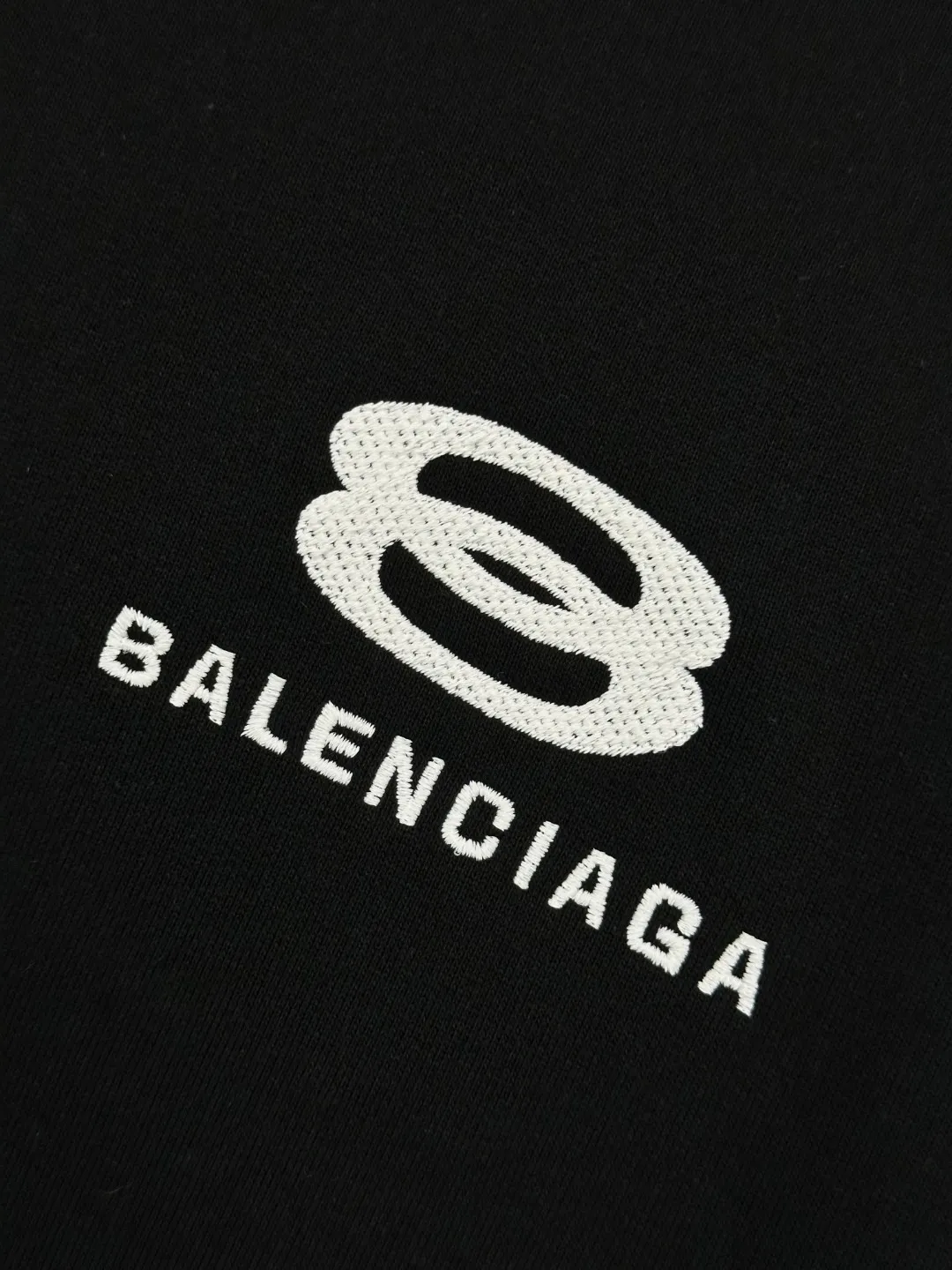 🅿️400 BALENCI*GA Paris shoulder sleeves and salad terms hooded sweatshirt. The front embroidery uses an imported Tajima embroidery machine. Double shoulder sleeves are color-blocked and tied. Customized matching hardware. The letters are clear. The effect is three-dimensional. Exclusively pattern-woven and dyed 460g fabric. Threads are dyed in the same cylinder with zero color difference. Brick cabinet synchronization. Welcome to compare. Same style for men and women -Color: black white -SIZE: Xs S M L Style number 8987#