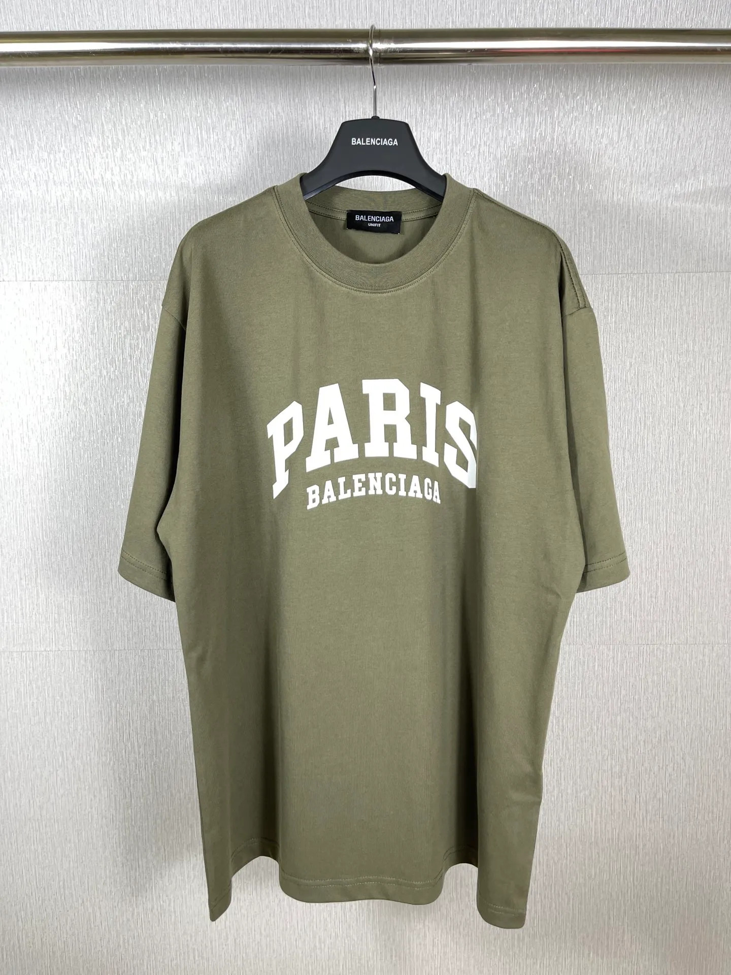 🅿️160 real photos [Top version. Official website quality] BALENCI*GA/Paris. Front-printed PARIS short-sleeved T-shirt. Brick cabinet synchronization. The fabric is made of Paris ZP custom-woven and dyed 100% cotton double yarn compact cotton. The weight is 260 grams, the cloth surface is clean. The cloth pattern is clear, soft and comfortable. The threads are dyed with no color difference. The classic LOGO is printed with environmentally friendly imported materials and precision printing screens. The letters are clear and the effect is three-dimensional, restoring the brick cabinet. Different market currencies, welcome to compare. The version adopts OS loose shoulder design. Same style for men and women. Code: BL223055 Color: white, black, army green, dark green Size: XS to L
