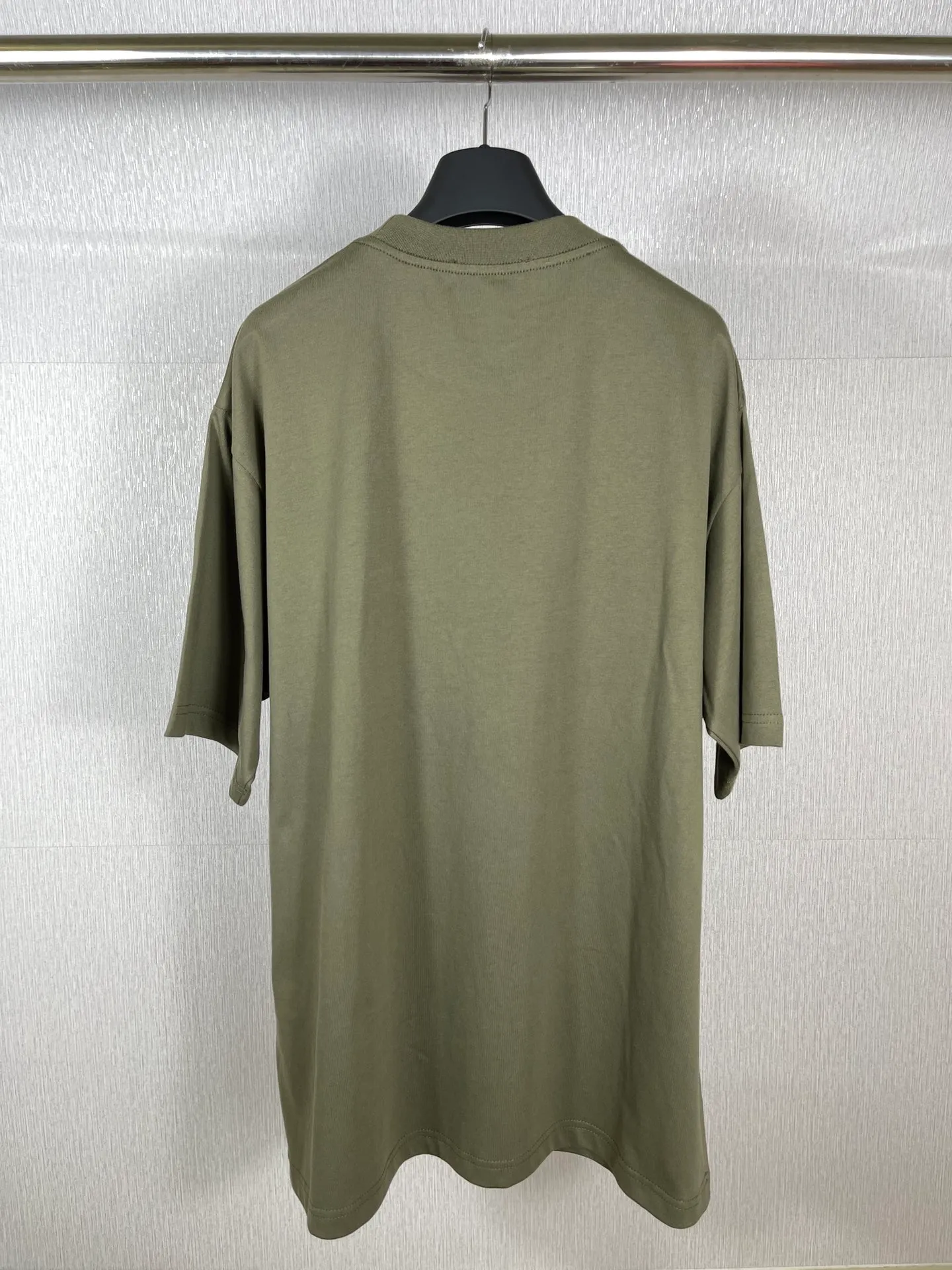 🅿️160 real photos [Top version. Official website quality] BALENCI*GA/Paris. Front-printed PARIS short-sleeved T-shirt. Brick cabinet synchronization. The fabric is made of Paris ZP custom-woven and dyed 100% cotton double yarn compact cotton. The weight is 260 grams, the cloth surface is clean. The cloth pattern is clear, soft and comfortable. The threads are dyed with no color difference. The classic LOGO is printed with environmentally friendly imported materials and precision printing screens. The letters are clear and the effect is three-dimensional, restoring the brick cabinet. Different market currencies, welcome to compare. The version adopts OS loose shoulder design. Same style for men and women. Code: BL223055 Color: white, black, army green, dark green Size: XS to L