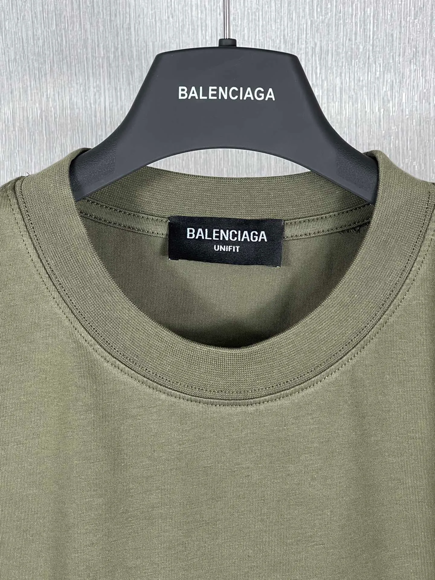 🅿️160 real photos [Top version. Official website quality] BALENCI*GA/Paris. Front-printed PARIS short-sleeved T-shirt. Brick cabinet synchronization. The fabric is made of Paris ZP custom-woven and dyed 100% cotton double yarn compact cotton. The weight is 260 grams, the cloth surface is clean. The cloth pattern is clear, soft and comfortable. The threads are dyed with no color difference. The classic LOGO is printed with environmentally friendly imported materials and precision printing screens. The letters are clear and the effect is three-dimensional, restoring the brick cabinet. Different market currencies, welcome to compare. The version adopts OS loose shoulder design. Same style for men and women. Code: BL223055 Color: white, black, army green, dark green Size: XS to L