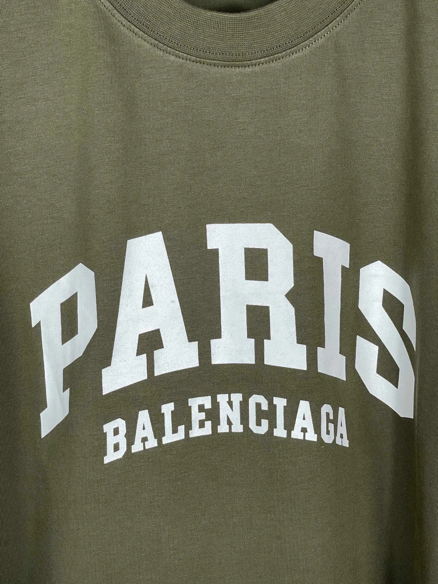 🅿️160 real photos [Top version. Official website quality] BALENCI*GA/Paris. Front-printed PARIS short-sleeved T-shirt. Brick cabinet synchronization. The fabric is made of Paris ZP custom-woven and dyed 100% cotton double yarn compact cotton. The weight is 260 grams, the cloth surface is clean. The cloth pattern is clear, soft and comfortable. The threads are dyed with no color difference. The classic LOGO is printed with environmentally friendly imported materials and precision printing screens. The letters are clear and the effect is three-dimensional, restoring the brick cabinet. Different market currencies, welcome to compare. The version adopts OS loose shoulder design. Same style for men and women. Code: BL223055 Color: white, black, army green, dark green Size: XS to L