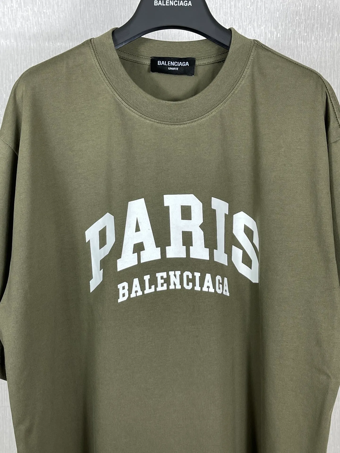 🅿️160 real photos [Top version. Official website quality] BALENCI*GA/Paris. Front-printed PARIS short-sleeved T-shirt. Brick cabinet synchronization. The fabric is made of Paris ZP custom-woven and dyed 100% cotton double yarn compact cotton. The weight is 260 grams, the cloth surface is clean. The cloth pattern is clear, soft and comfortable. The threads are dyed with no color difference. The classic LOGO is printed with environmentally friendly imported materials and precision printing screens. The letters are clear and the effect is three-dimensional, restoring the brick cabinet. Different market currencies, welcome to compare. The version adopts OS loose shoulder design. Same style for men and women. Code: BL223055 Color: white, black, army green, dark green Size: XS to L