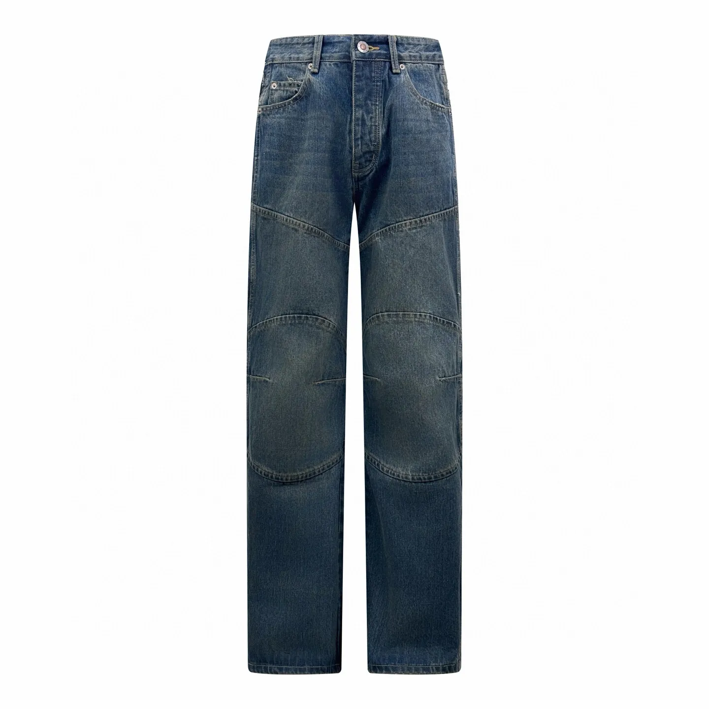 🅿️660 [Exclusive supply] BLCG 25FW five-strip distressed splicing jeans. Original purchase and development for 17,900. The fabric is made of retro fabric intertwined with customized cotton denim and phantom technology. It has excellent texture and is comfortable and close to the skin. It is based on the iconic blue denim. The intertwined shades of blue are just like the traces of time. The trousers are boldly divided. Denim blocks of different shapes are reorganized in a unique splicing method and embellished with the Balenciaga logo. The clever embedding of sports stripes creates a conflicting and harmonious aesthetic, blurring the boundaries between sports and fashion, and outlining a futuristic silhouette with unique tailoring. Jeans are no longer limited to a single style positioning, showing a variety of dressing possibilities. You can wear a suit for a worry-free outfit. Using imported machine embroidery technology, advanced computer control systems and precision mechanical components, Balenciaga logo embroidery operations are achieved with high precision and smooth and delicate lines. The rotten edge hanging technology is used at the holes to realize the natural rotten edge effect by rubbing the edge part through physical wear. Through the combination of high-temperature steam and frosted paper, the fiber hairiness and color difference are removed, presenting a unique hole and abrasion effect. Using multiple mali and sand scrubbers, the high-pressure spray gun is used to rub in specific parts to achieve a local gradient effect, and then the frosting technology is used to create a unique texture pattern. The workmanship is extremely complex, time-consuming and labor-intensive. The electrolytic dark blue + stone mill fermentation washing process prioritizes the use of electrochemical reactions to change the color of the fabric, then mixes the fabric with abrasives through a grinder, and uses hot water for cleaning to achieve a specific washing effect. Size:S-M-L-XL