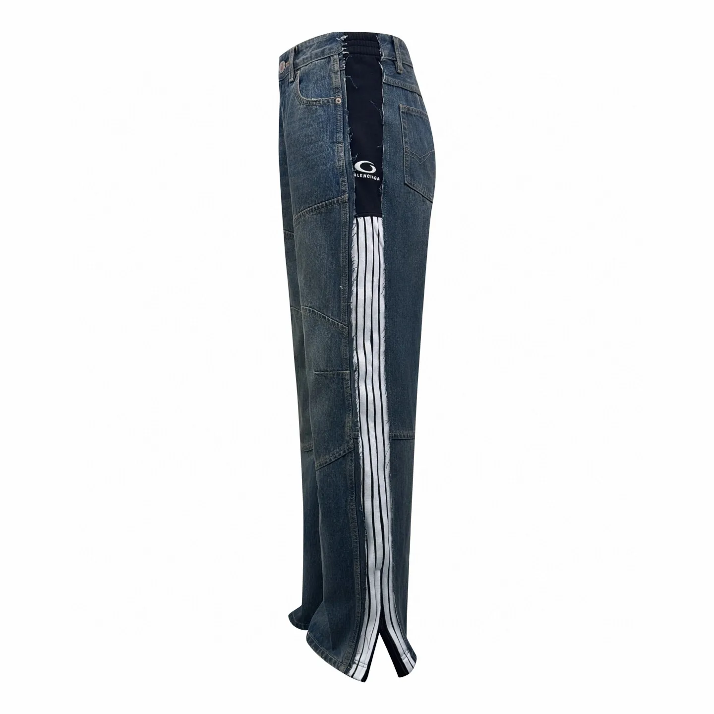 🅿️660 [Exclusive supply] BLCG 25FW five-strip distressed splicing jeans. Original purchase and development for 17,900. The fabric is made of retro fabric intertwined with customized cotton denim and phantom technology. It has excellent texture and is comfortable and close to the skin. It is based on the iconic blue denim. The intertwined shades of blue are just like the traces of time. The trousers are boldly divided. Denim blocks of different shapes are reorganized in a unique splicing method and embellished with the Balenciaga logo. The clever embedding of sports stripes creates a conflicting and harmonious aesthetic, blurring the boundaries between sports and fashion, and outlining a futuristic silhouette with unique tailoring. Jeans are no longer limited to a single style positioning, showing a variety of dressing possibilities. You can wear a suit for a worry-free outfit. Using imported machine embroidery technology, advanced computer control systems and precision mechanical components, Balenciaga logo embroidery operations are achieved with high precision and smooth and delicate lines. The rotten edge hanging technology is used at the holes to realize the natural rotten edge effect by rubbing the edge part through physical wear. Through the combination of high-temperature steam and frosted paper, the fiber hairiness and color difference are removed, presenting a unique hole and abrasion effect. Using multiple mali and sand scrubbers, the high-pressure spray gun is used to rub in specific parts to achieve a local gradient effect, and then the frosting technology is used to create a unique texture pattern. The workmanship is extremely complex, time-consuming and labor-intensive. The electrolytic dark blue + stone mill fermentation washing process prioritizes the use of electrochemical reactions to change the color of the fabric, then mixes the fabric with abrasives through a grinder, and uses hot water for cleaning to achieve a specific washing effect. Size:S-M-L-XL