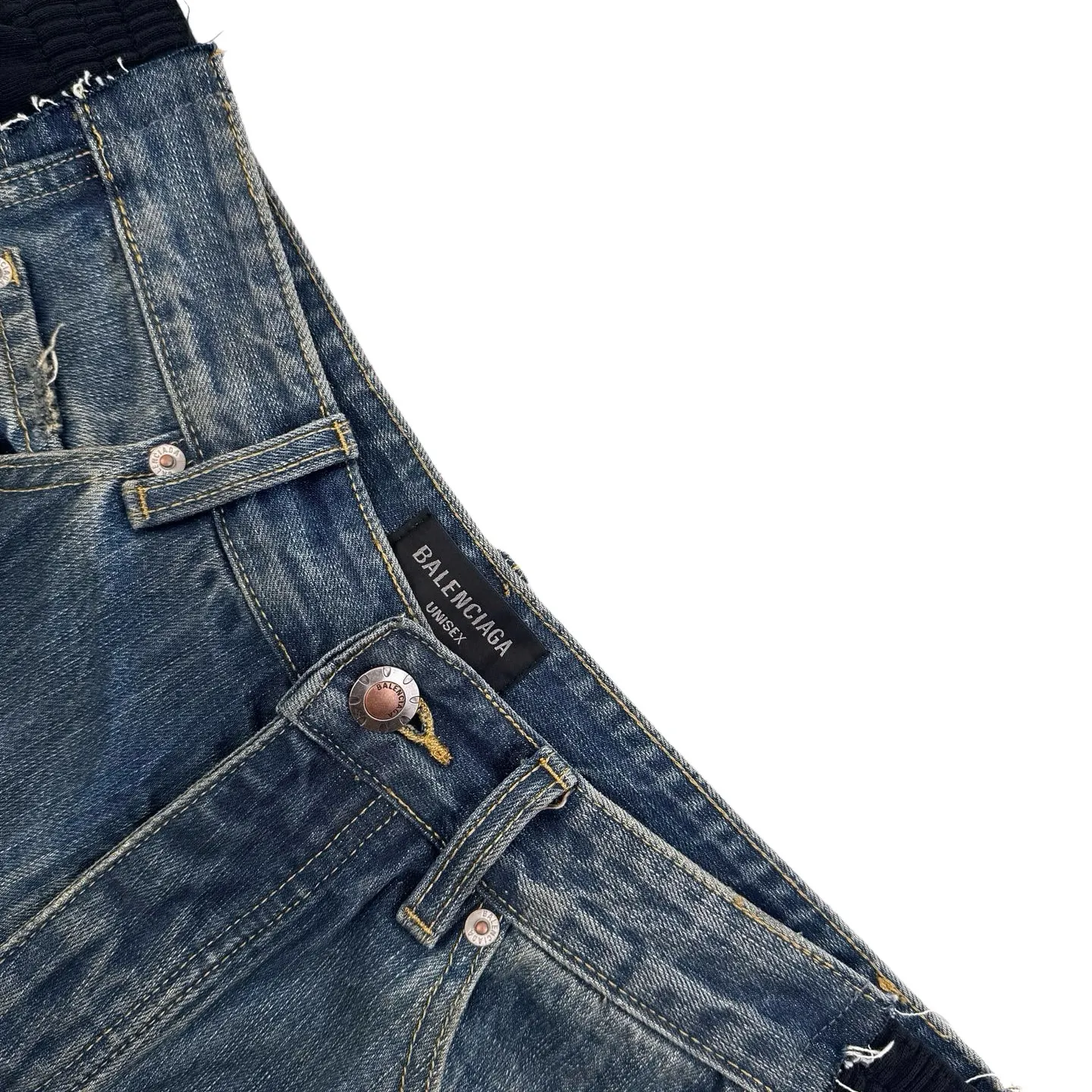 🅿️660 [Exclusive supply] BLCG 25FW five-strip distressed splicing jeans. Original purchase and development for 17,900. The fabric is made of retro fabric intertwined with customized cotton denim and phantom technology. It has excellent texture and is comfortable and close to the skin. It is based on the iconic blue denim. The intertwined shades of blue are just like the traces of time. The trousers are boldly divided. Denim blocks of different shapes are reorganized in a unique splicing method and embellished with the Balenciaga logo. The clever embedding of sports stripes creates a conflicting and harmonious aesthetic, blurring the boundaries between sports and fashion, and outlining a futuristic silhouette with unique tailoring. Jeans are no longer limited to a single style positioning, showing a variety of dressing possibilities. You can wear a suit for a worry-free outfit. Using imported machine embroidery technology, advanced computer control systems and precision mechanical components, Balenciaga logo embroidery operations are achieved with high precision and smooth and delicate lines. The rotten edge hanging technology is used at the holes to realize the natural rotten edge effect by rubbing the edge part through physical wear. Through the combination of high-temperature steam and frosted paper, the fiber hairiness and color difference are removed, presenting a unique hole and abrasion effect. Using multiple mali and sand scrubbers, the high-pressure spray gun is used to rub in specific parts to achieve a local gradient effect, and then the frosting technology is used to create a unique texture pattern. The workmanship is extremely complex, time-consuming and labor-intensive. The electrolytic dark blue + stone mill fermentation washing process prioritizes the use of electrochemical reactions to change the color of the fabric, then mixes the fabric with abrasives through a grinder, and uses hot water for cleaning to achieve a specific washing effect. Size:S-M-L-XL