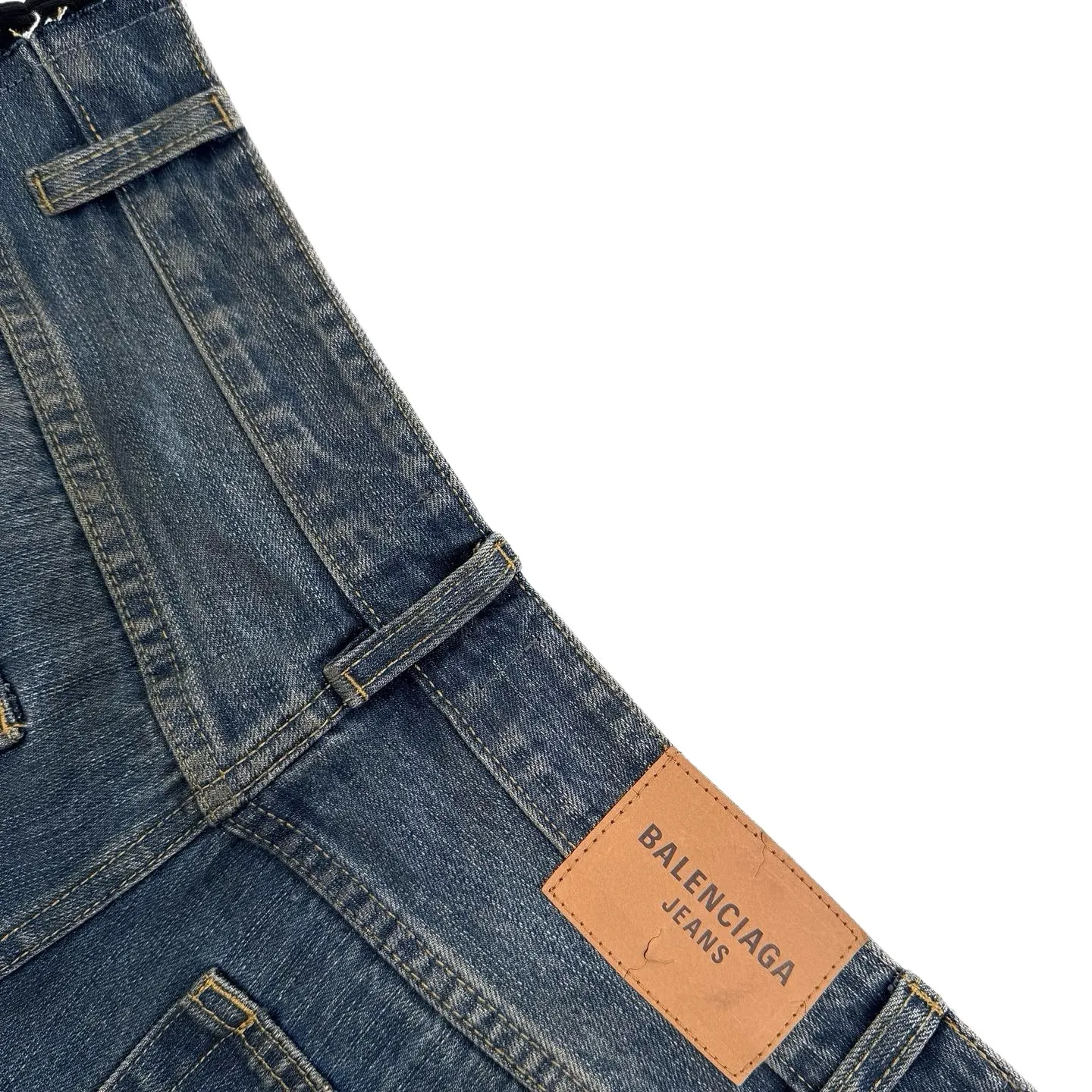 🅿️660 [Exclusive supply] BLCG 25FW five-strip distressed splicing jeans. Original purchase and development for 17,900. The fabric is made of retro fabric intertwined with customized cotton denim and phantom technology. It has excellent texture and is comfortable and close to the skin. It is based on the iconic blue denim. The intertwined shades of blue are just like the traces of time. The trousers are boldly divided. Denim blocks of different shapes are reorganized in a unique splicing method and embellished with the Balenciaga logo. The clever embedding of sports stripes creates a conflicting and harmonious aesthetic, blurring the boundaries between sports and fashion, and outlining a futuristic silhouette with unique tailoring. Jeans are no longer limited to a single style positioning, showing a variety of dressing possibilities. You can wear a suit for a worry-free outfit. Using imported machine embroidery technology, advanced computer control systems and precision mechanical components, Balenciaga logo embroidery operations are achieved with high precision and smooth and delicate lines. The rotten edge hanging technology is used at the holes to realize the natural rotten edge effect by rubbing the edge part through physical wear. Through the combination of high-temperature steam and frosted paper, the fiber hairiness and color difference are removed, presenting a unique hole and abrasion effect. Using multiple mali and sand scrubbers, the high-pressure spray gun is used to rub in specific parts to achieve a local gradient effect, and then the frosting technology is used to create a unique texture pattern. The workmanship is extremely complex, time-consuming and labor-intensive. The electrolytic dark blue + stone mill fermentation washing process prioritizes the use of electrochemical reactions to change the color of the fabric, then mixes the fabric with abrasives through a grinder, and uses hot water for cleaning to achieve a specific washing effect. Size:S-M-L-XL