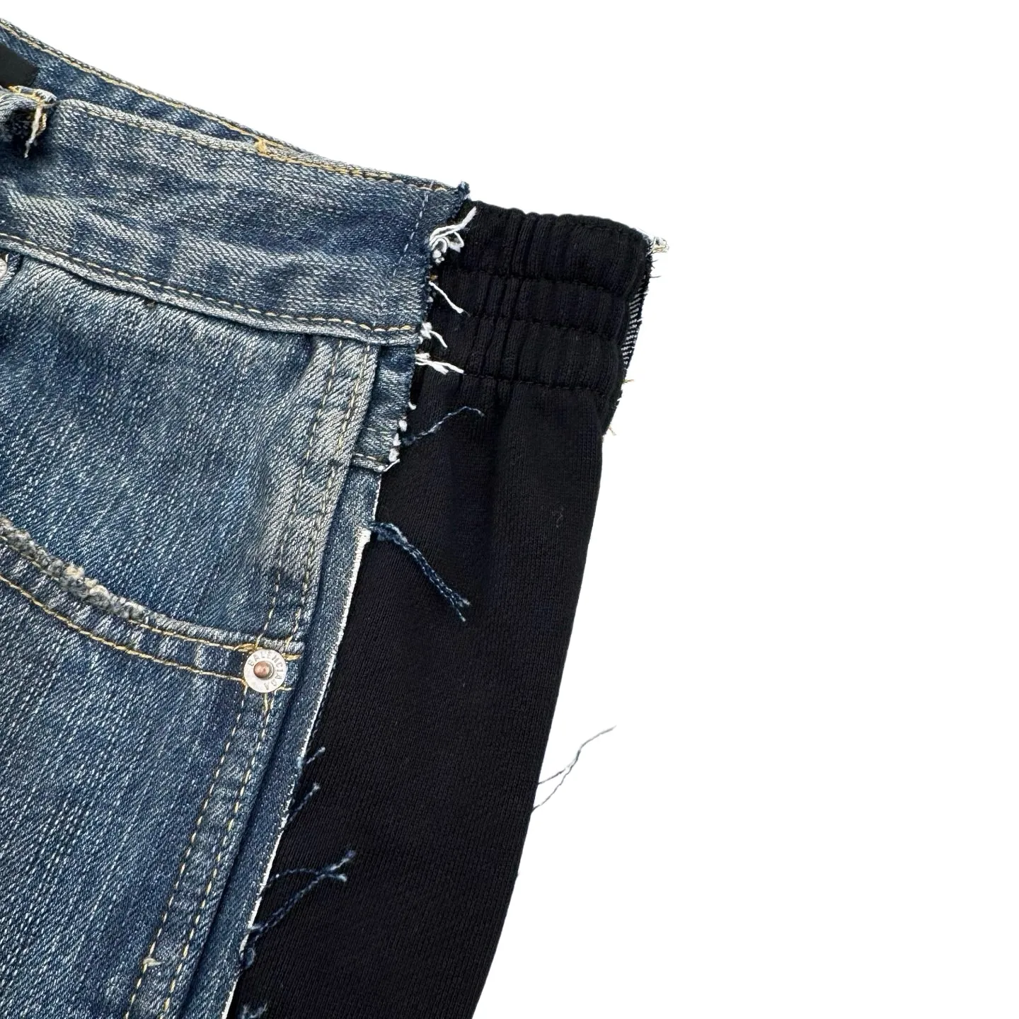 🅿️660 [Exclusive supply] BLCG 25FW five-strip distressed splicing jeans. Original purchase and development for 17,900. The fabric is made of retro fabric intertwined with customized cotton denim and phantom technology. It has excellent texture and is comfortable and close to the skin. It is based on the iconic blue denim. The intertwined shades of blue are just like the traces of time. The trousers are boldly divided. Denim blocks of different shapes are reorganized in a unique splicing method and embellished with the Balenciaga logo. The clever embedding of sports stripes creates a conflicting and harmonious aesthetic, blurring the boundaries between sports and fashion, and outlining a futuristic silhouette with unique tailoring. Jeans are no longer limited to a single style positioning, showing a variety of dressing possibilities. You can wear a suit for a worry-free outfit. Using imported machine embroidery technology, advanced computer control systems and precision mechanical components, Balenciaga logo embroidery operations are achieved with high precision and smooth and delicate lines. The rotten edge hanging technology is used at the holes to realize the natural rotten edge effect by rubbing the edge part through physical wear. Through the combination of high-temperature steam and frosted paper, the fiber hairiness and color difference are removed, presenting a unique hole and abrasion effect. Using multiple mali and sand scrubbers, the high-pressure spray gun is used to rub in specific parts to achieve a local gradient effect, and then the frosting technology is used to create a unique texture pattern. The workmanship is extremely complex, time-consuming and labor-intensive. The electrolytic dark blue + stone mill fermentation washing process prioritizes the use of electrochemical reactions to change the color of the fabric, then mixes the fabric with abrasives through a grinder, and uses hot water for cleaning to achieve a specific washing effect. Size:S-M-L-XL