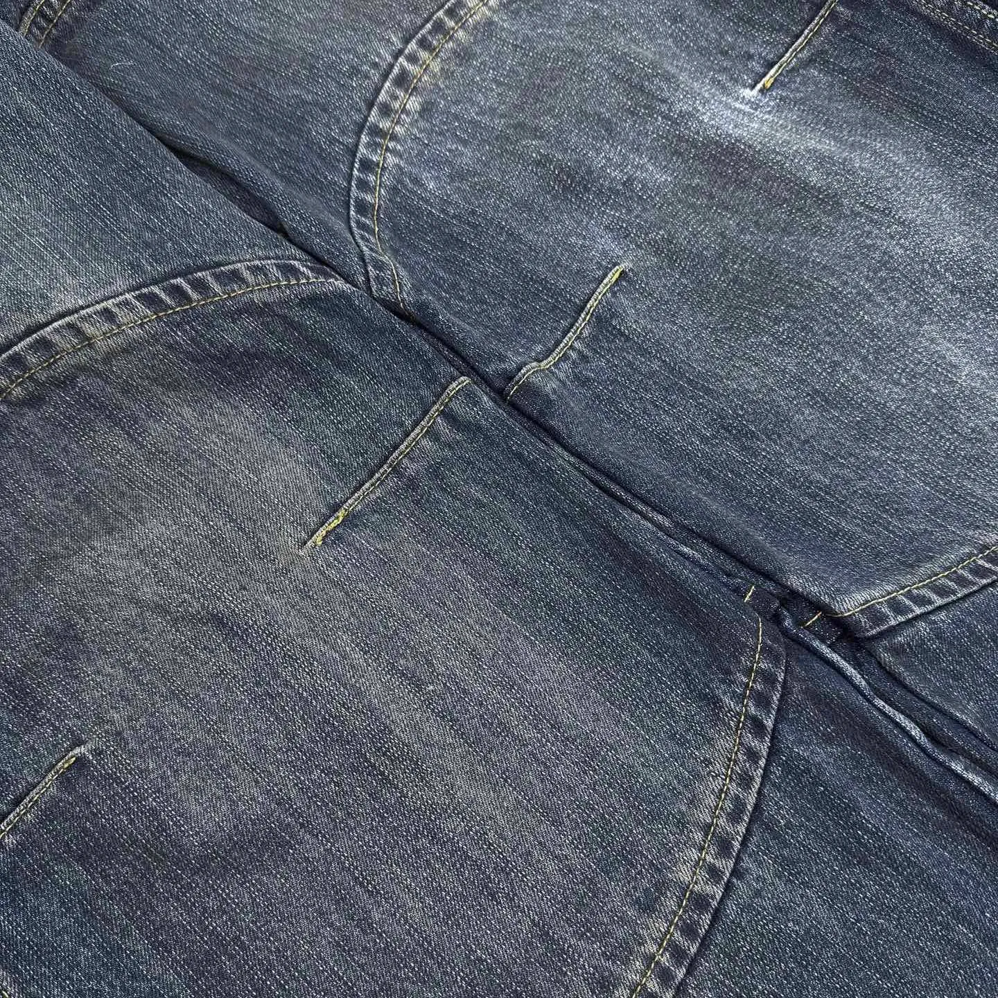 🅿️660 [Exclusive supply] BLCG 25FW five-strip distressed splicing jeans. Original purchase and development for 17,900. The fabric is made of retro fabric intertwined with customized cotton denim and phantom technology. It has excellent texture and is comfortable and close to the skin. It is based on the iconic blue denim. The intertwined shades of blue are just like the traces of time. The trousers are boldly divided. Denim blocks of different shapes are reorganized in a unique splicing method and embellished with the Balenciaga logo. The clever embedding of sports stripes creates a conflicting and harmonious aesthetic, blurring the boundaries between sports and fashion, and outlining a futuristic silhouette with unique tailoring. Jeans are no longer limited to a single style positioning, showing a variety of dressing possibilities. You can wear a suit for a worry-free outfit. Using imported machine embroidery technology, advanced computer control systems and precision mechanical components, Balenciaga logo embroidery operations are achieved with high precision and smooth and delicate lines. The rotten edge hanging technology is used at the holes to realize the natural rotten edge effect by rubbing the edge part through physical wear. Through the combination of high-temperature steam and frosted paper, the fiber hairiness and color difference are removed, presenting a unique hole and abrasion effect. Using multiple mali and sand scrubbers, the high-pressure spray gun is used to rub in specific parts to achieve a local gradient effect, and then the frosting technology is used to create a unique texture pattern. The workmanship is extremely complex, time-consuming and labor-intensive. The electrolytic dark blue + stone mill fermentation washing process prioritizes the use of electrochemical reactions to change the color of the fabric, then mixes the fabric with abrasives through a grinder, and uses hot water for cleaning to achieve a specific washing effect. Size:S-M-L-XL