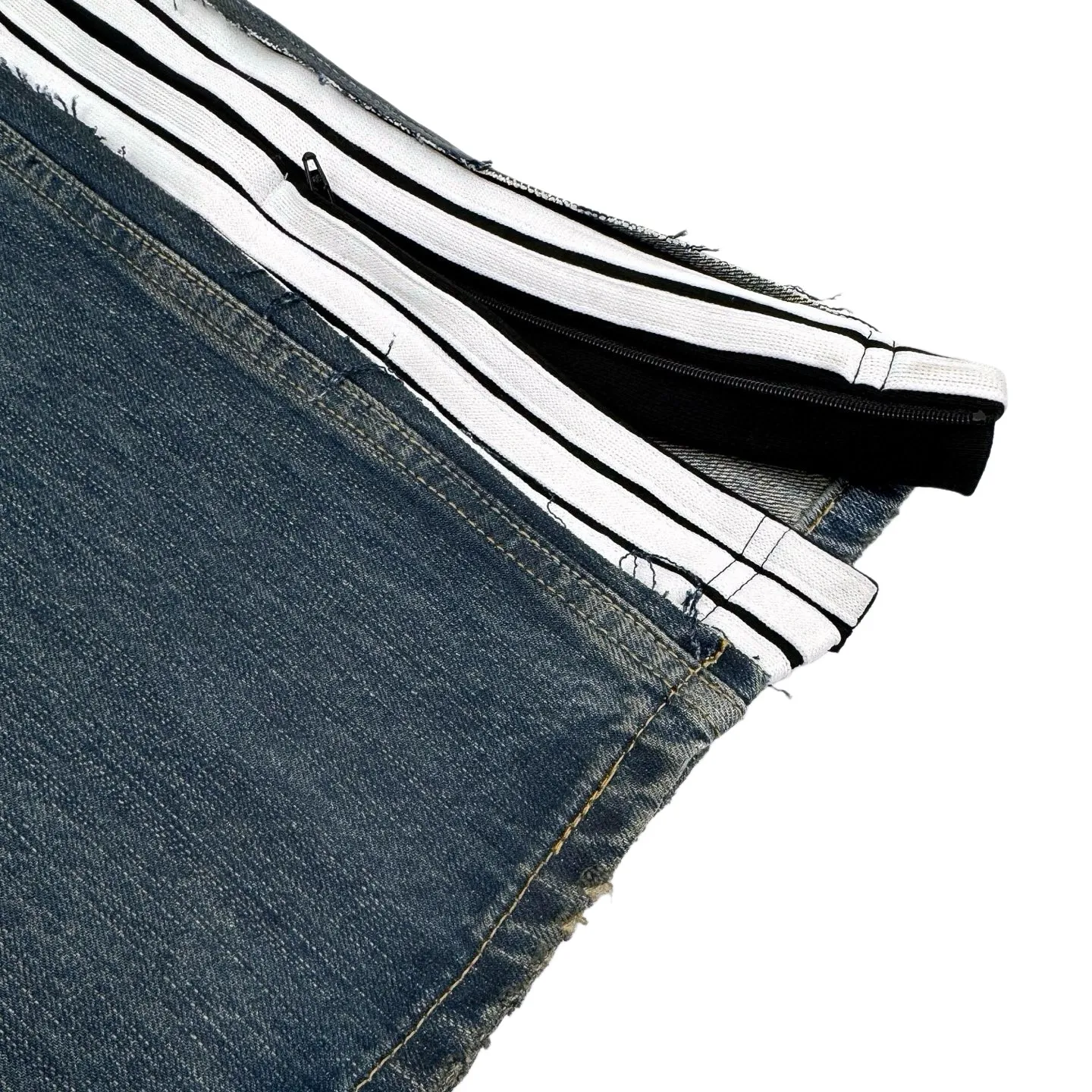 🅿️660 [Exclusive supply] BLCG 25FW five-strip distressed splicing jeans. Original purchase and development for 17,900. The fabric is made of retro fabric intertwined with customized cotton denim and phantom technology. It has excellent texture and is comfortable and close to the skin. It is based on the iconic blue denim. The intertwined shades of blue are just like the traces of time. The trousers are boldly divided. Denim blocks of different shapes are reorganized in a unique splicing method and embellished with the Balenciaga logo. The clever embedding of sports stripes creates a conflicting and harmonious aesthetic, blurring the boundaries between sports and fashion, and outlining a futuristic silhouette with unique tailoring. Jeans are no longer limited to a single style positioning, showing a variety of dressing possibilities. You can wear a suit for a worry-free outfit. Using imported machine embroidery technology, advanced computer control systems and precision mechanical components, Balenciaga logo embroidery operations are achieved with high precision and smooth and delicate lines. The rotten edge hanging technology is used at the holes to realize the natural rotten edge effect by rubbing the edge part through physical wear. Through the combination of high-temperature steam and frosted paper, the fiber hairiness and color difference are removed, presenting a unique hole and abrasion effect. Using multiple mali and sand scrubbers, the high-pressure spray gun is used to rub in specific parts to achieve a local gradient effect, and then the frosting technology is used to create a unique texture pattern. The workmanship is extremely complex, time-consuming and labor-intensive. The electrolytic dark blue + stone mill fermentation washing process prioritizes the use of electrochemical reactions to change the color of the fabric, then mixes the fabric with abrasives through a grinder, and uses hot water for cleaning to achieve a specific washing effect. Size:S-M-L-XL
