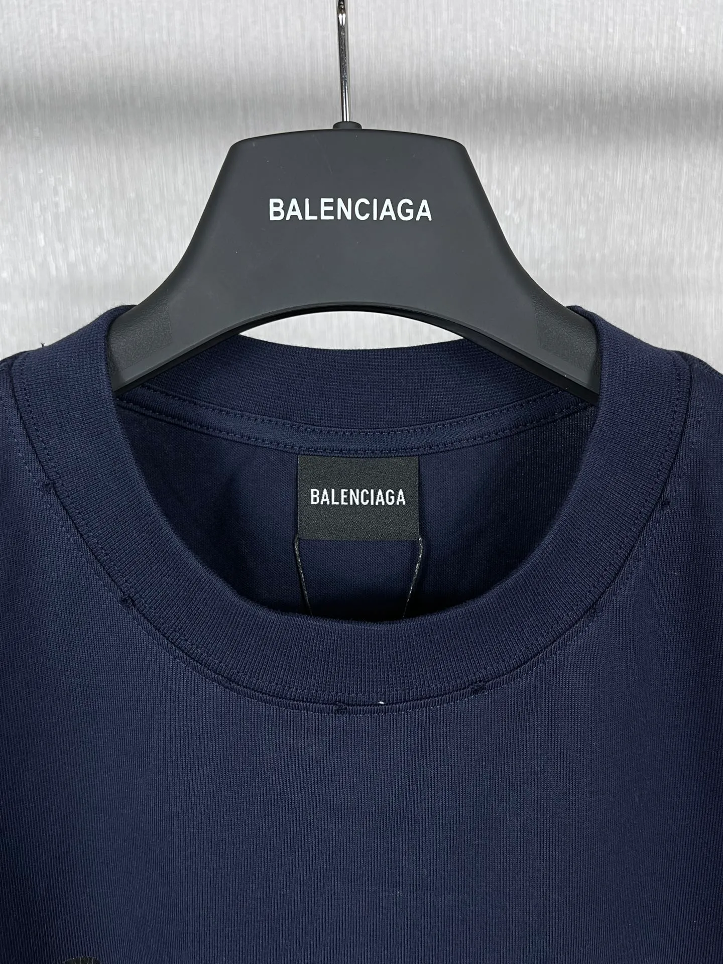 🅿️166 Real photos [Top version. Official website quality] BALENCI*GA/Paris. 2023 new style. Classic letter LOGO printed distressed short-sleeved T-shirt. Brick cabinet synchronization. The fabric is made of Paris ZP custom-woven and dyed 100% cotton double yarn compact cotton. The weight is 260 grams, the cloth surface is clean. The cloth pattern is clear, soft and comfortable. The threads are dyed with no color difference. The classic pattern is printed with environmentally friendly imported materials and precision printing screens, with clear letters and three-dimensional effect. Restored brick cabinet. The garments are hand-worn and distressed by many people. Different market currency. Welcome to compare. The version adopts OS loose shoulder design. Same style for men and women. Coding: BL223072 Color: black, coffee, pink, white, fruit green, navy Size: XS to L