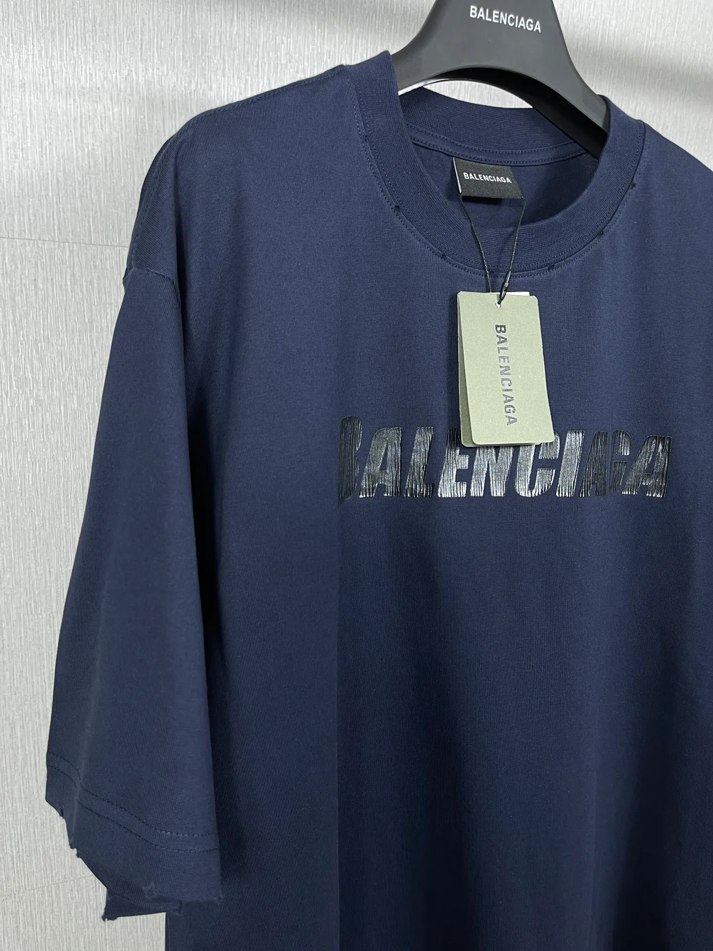 🅿️166 Real photos [Top version. Official website quality] BALENCI*GA/Paris. 2023 new style. Classic letter LOGO printed distressed short-sleeved T-shirt. Brick cabinet synchronization. The fabric is made of Paris ZP custom-woven and dyed 100% cotton double yarn compact cotton. The weight is 260 grams, the cloth surface is clean. The cloth pattern is clear, soft and comfortable. The threads are dyed with no color difference. The classic pattern is printed with environmentally friendly imported materials and precision printing screens, with clear letters and three-dimensional effect. Restored brick cabinet. The garments are hand-worn and distressed by many people. Different market currency. Welcome to compare. The version adopts OS loose shoulder design. Same style for men and women. Coding: BL223072 Color: black, coffee, pink, white, fruit green, navy Size: XS to L