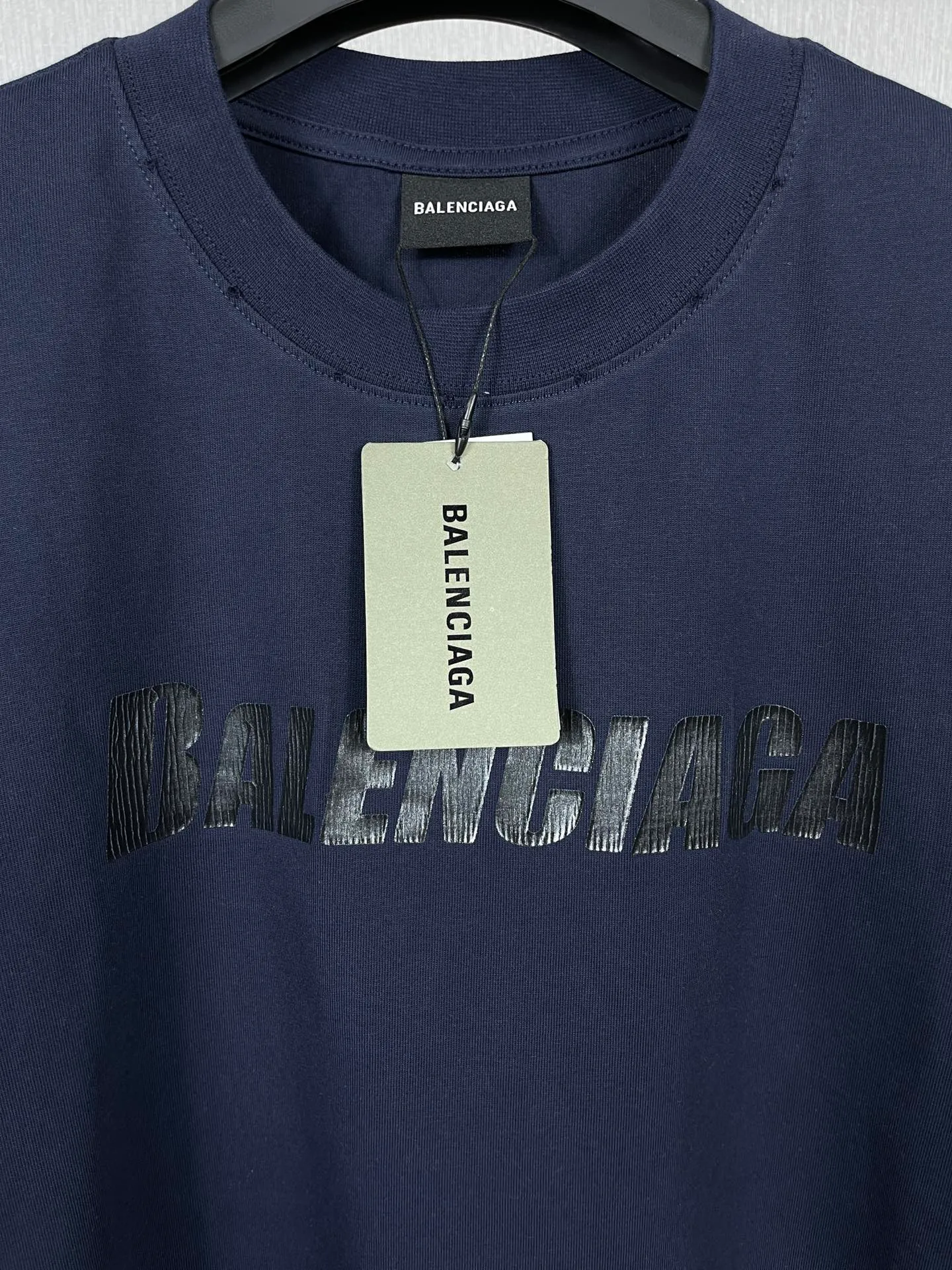 🅿️166 Real photos [Top version. Official website quality] BALENCI*GA/Paris. 2023 new style. Classic letter LOGO printed distressed short-sleeved T-shirt. Brick cabinet synchronization. The fabric is made of Paris ZP custom-woven and dyed 100% cotton double yarn compact cotton. The weight is 260 grams, the cloth surface is clean. The cloth pattern is clear, soft and comfortable. The threads are dyed with no color difference. The classic pattern is printed with environmentally friendly imported materials and precision printing screens, with clear letters and three-dimensional effect. Restored brick cabinet. The garments are hand-worn and distressed by many people. Different market currency. Welcome to compare. The version adopts OS loose shoulder design. Same style for men and women. Coding: BL223072 Color: black, coffee, pink, white, fruit green, navy Size: XS to L