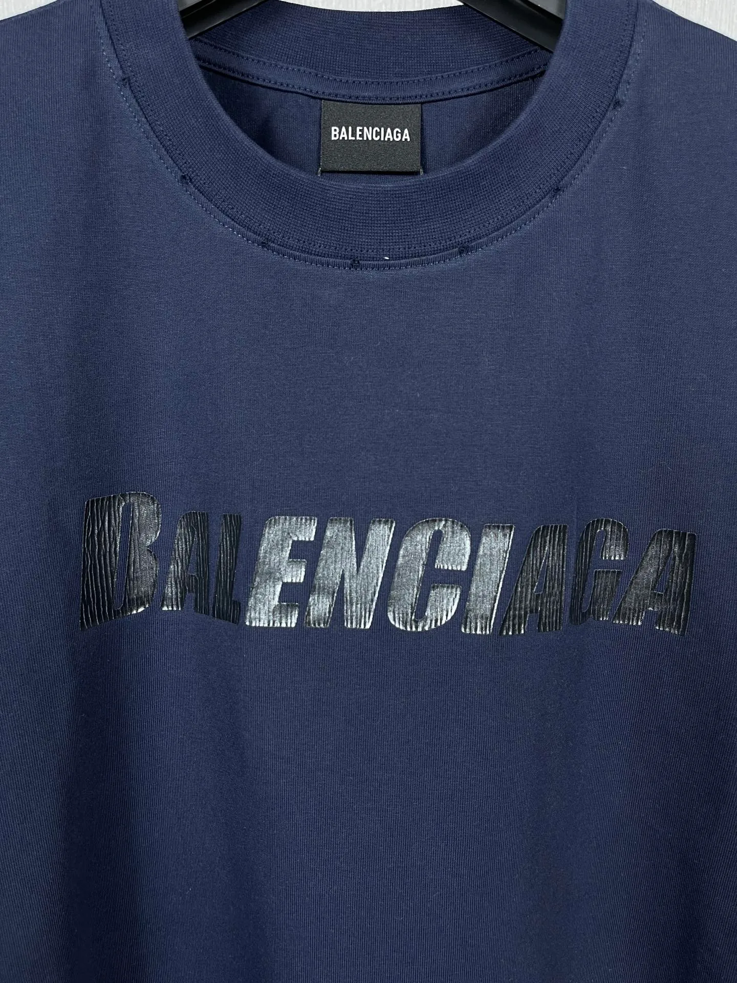 🅿️166 Real photos [Top version. Official website quality] BALENCI*GA/Paris. 2023 new style. Classic letter LOGO printed distressed short-sleeved T-shirt. Brick cabinet synchronization. The fabric is made of Paris ZP custom-woven and dyed 100% cotton double yarn compact cotton. The weight is 260 grams, the cloth surface is clean. The cloth pattern is clear, soft and comfortable. The threads are dyed with no color difference. The classic pattern is printed with environmentally friendly imported materials and precision printing screens, with clear letters and three-dimensional effect. Restored brick cabinet. The garments are hand-worn and distressed by many people. Different market currency. Welcome to compare. The version adopts OS loose shoulder design. Same style for men and women. Coding: BL223072 Color: black, coffee, pink, white, fruit green, navy Size: XS to L