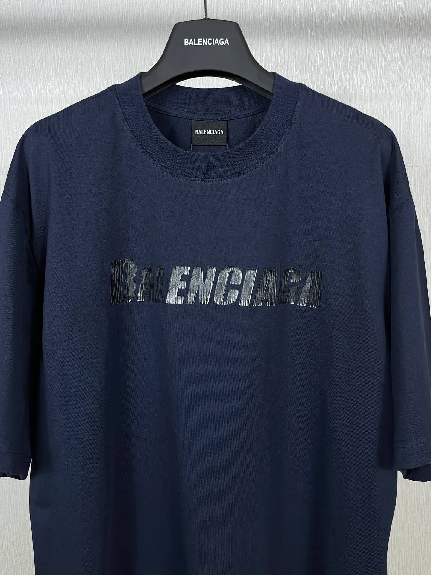 🅿️166 Real photos [Top version. Official website quality] BALENCI*GA/Paris. 2023 new style. Classic letter LOGO printed distressed short-sleeved T-shirt. Brick cabinet synchronization. The fabric is made of Paris ZP custom-woven and dyed 100% cotton double yarn compact cotton. The weight is 260 grams, the cloth surface is clean. The cloth pattern is clear, soft and comfortable. The threads are dyed with no color difference. The classic pattern is printed with environmentally friendly imported materials and precision printing screens, with clear letters and three-dimensional effect. Restored brick cabinet. The garments are hand-worn and distressed by many people. Different market currency. Welcome to compare. The version adopts OS loose shoulder design. Same style for men and women. Coding: BL223072 Color: black, coffee, pink, white, fruit green, navy Size: XS to L
