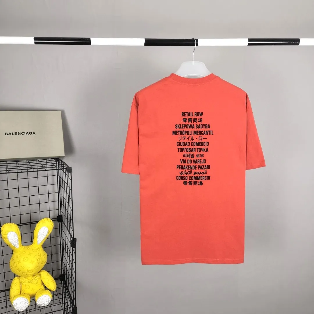 The top tested version of BALENCIAGA FORTNITE Ten Thousand Needle Embroidery for Male and Female Couples is the same pure cotton loose short-sleeved T-shirt. The printing on the front and back all uses 3S cherry blossom thread, and the machine uses Tajima embroidery machine imported from Japan. You can see the accuracy of the embroidery. There are no connecting lines between each letter, and the mold is arranged separately. Each letter/word is a printing group. The thread is cut after being embroidered, and there is absolutely no connecting line to embroider the next group. Therefore, the overall printing is refreshing and clear. The cost is huge, and the front and back printing takes an average of 10 minutes per set. One machine can produce 6 pieces per hour. The fabric is made of 24S 260g double yarn cotton fabric, which is full of drape and has good sweat absorption and breathability. Color: black, red Size: XS-L P:280