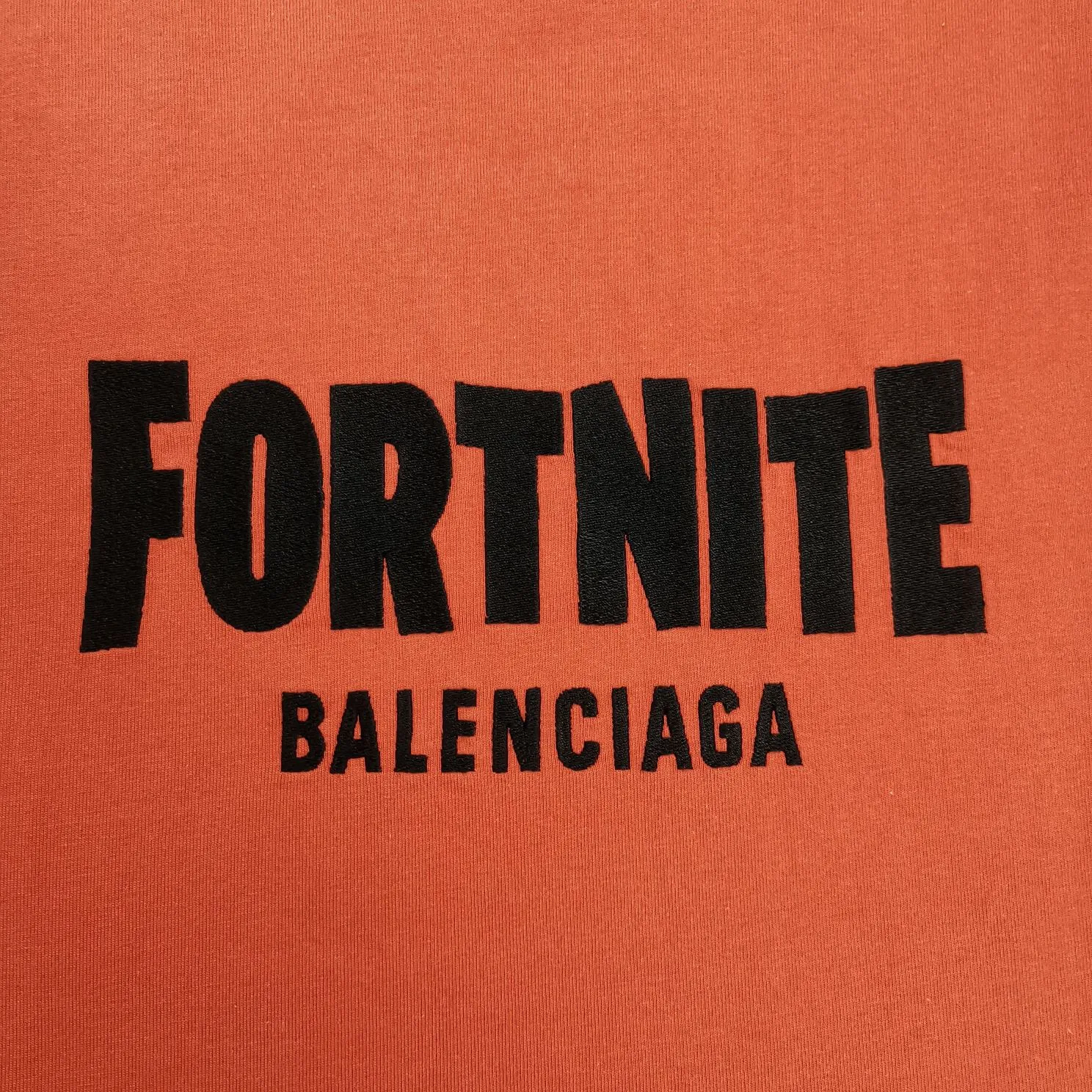 The top tested version of BALENCIAGA FORTNITE Ten Thousand Needle Embroidery for Male and Female Couples is the same pure cotton loose short-sleeved T-shirt. The printing on the front and back all uses 3S cherry blossom thread, and the machine uses Tajima embroidery machine imported from Japan. You can see the accuracy of the embroidery. There are no connecting lines between each letter, and the mold is arranged separately. Each letter/word is a printing group. The thread is cut after being embroidered, and there is absolutely no connecting line to embroider the next group. Therefore, the overall printing is refreshing and clear. The cost is huge, and the front and back printing takes an average of 10 minutes per set. One machine can produce 6 pieces per hour. The fabric is made of 24S 260g double yarn cotton fabric, which is full of drape and has good sweat absorption and breathability. Color: black, red Size: XS-L P:280