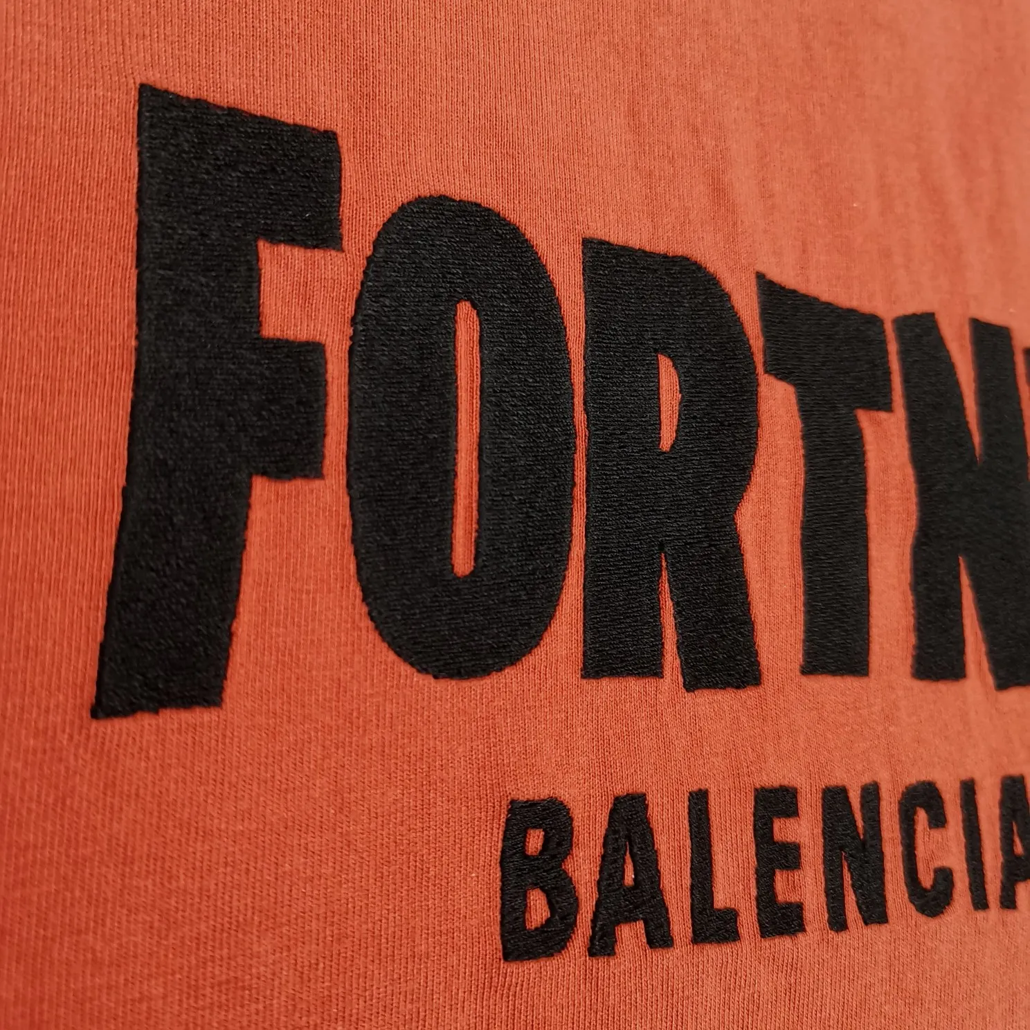 The top tested version of BALENCIAGA FORTNITE Ten Thousand Needle Embroidery for Male and Female Couples is the same pure cotton loose short-sleeved T-shirt. The printing on the front and back all uses 3S cherry blossom thread, and the machine uses Tajima embroidery machine imported from Japan. You can see the accuracy of the embroidery. There are no connecting lines between each letter, and the mold is arranged separately. Each letter/word is a printing group. The thread is cut after being embroidered, and there is absolutely no connecting line to embroider the next group. Therefore, the overall printing is refreshing and clear. The cost is huge, and the front and back printing takes an average of 10 minutes per set. One machine can produce 6 pieces per hour. The fabric is made of 24S 260g double yarn cotton fabric, which is full of drape and has good sweat absorption and breathability. Color: black, red Size: XS-L P:280