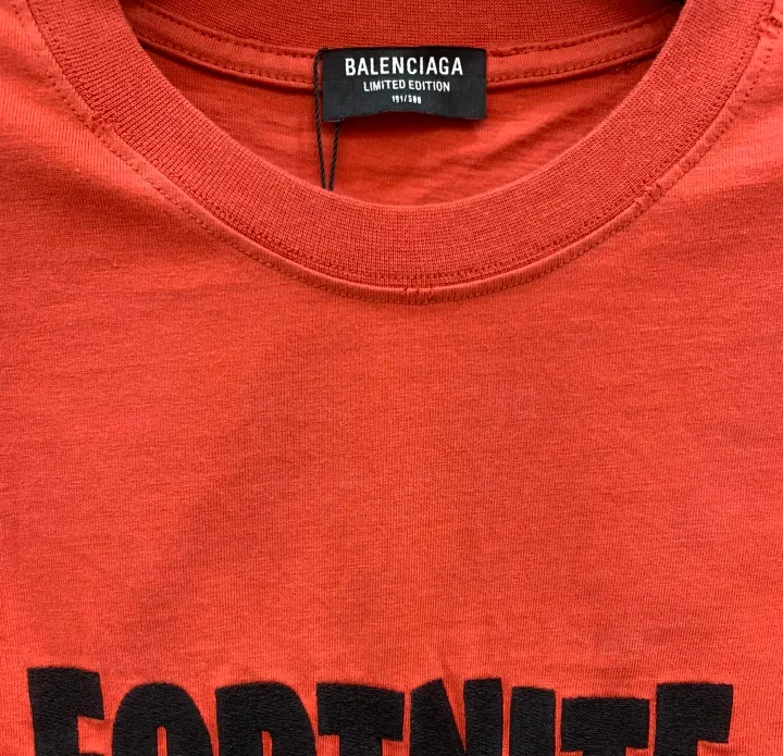 The top tested version of BALENCIAGA FORTNITE Ten Thousand Needle Embroidery for Male and Female Couples is the same pure cotton loose short-sleeved T-shirt. The printing on the front and back all uses 3S cherry blossom thread, and the machine uses Tajima embroidery machine imported from Japan. You can see the accuracy of the embroidery. There are no connecting lines between each letter, and the mold is arranged separately. Each letter/word is a printing group. The thread is cut after being embroidered, and there is absolutely no connecting line to embroider the next group. Therefore, the overall printing is refreshing and clear. The cost is huge, and the front and back printing takes an average of 10 minutes per set. One machine can produce 6 pieces per hour. The fabric is made of 24S 260g double yarn cotton fabric, which is full of drape and has good sweat absorption and breathability. Color: black, red Size: XS-L P:280